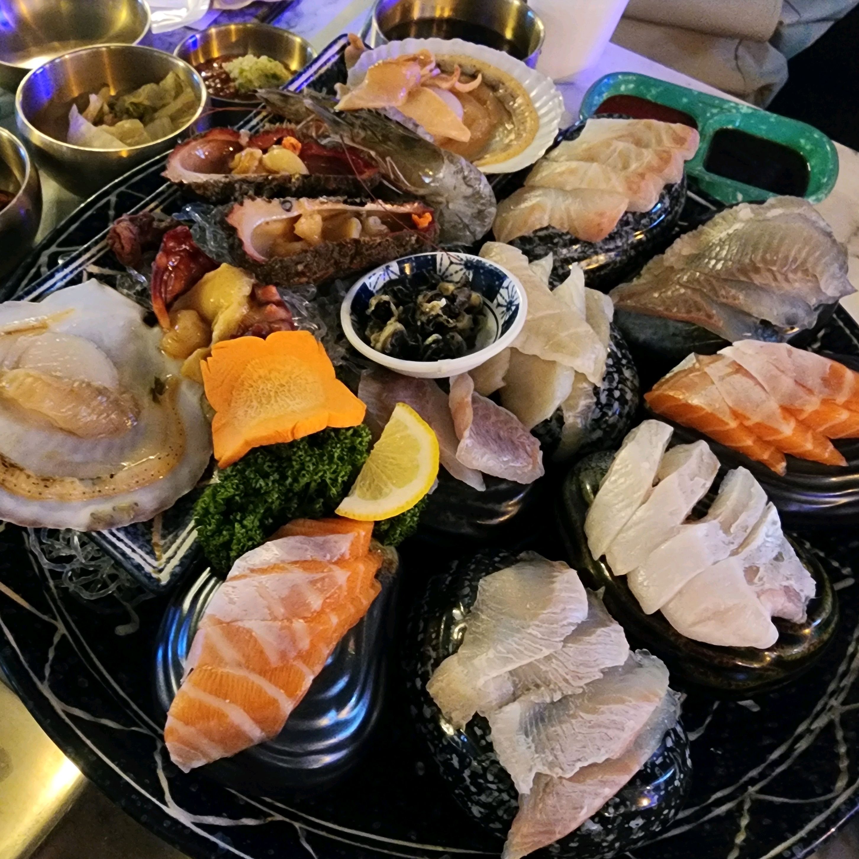  한국 서울 명동역 주변 해산물 전문점 맛집 인생횟집 종각본점