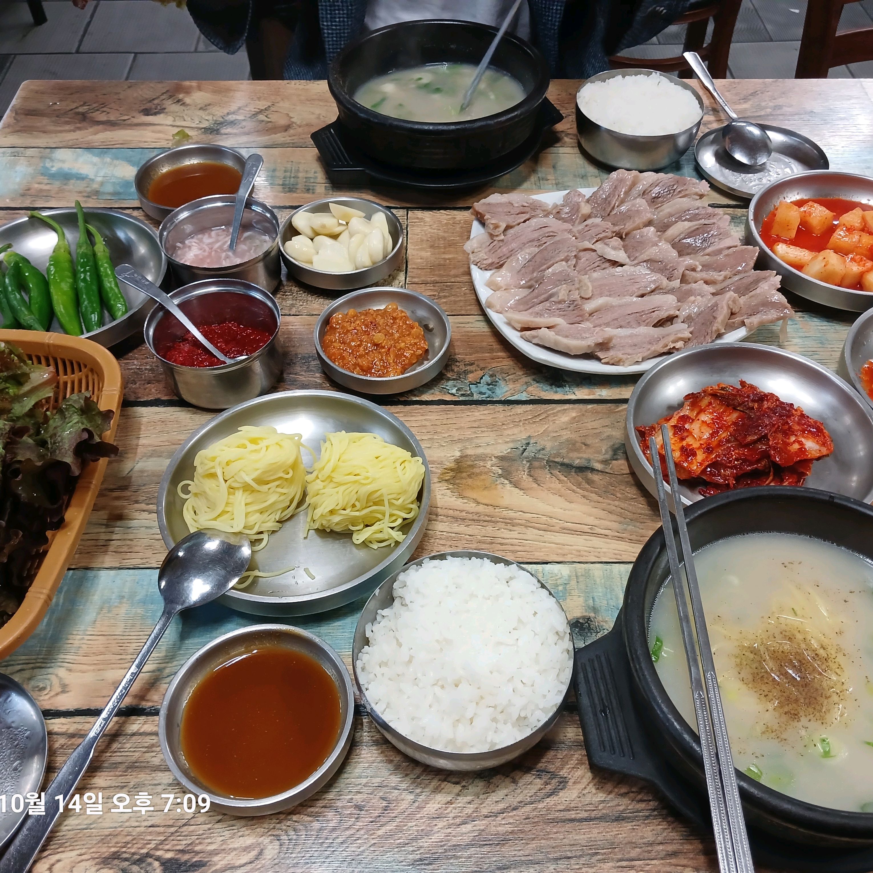 수육백반 넘 좋아요~ 다른 밑반찬들도 다 맛있어요~ 또 가고 싶네요~ - 대구 맛집 시골돼지국밥