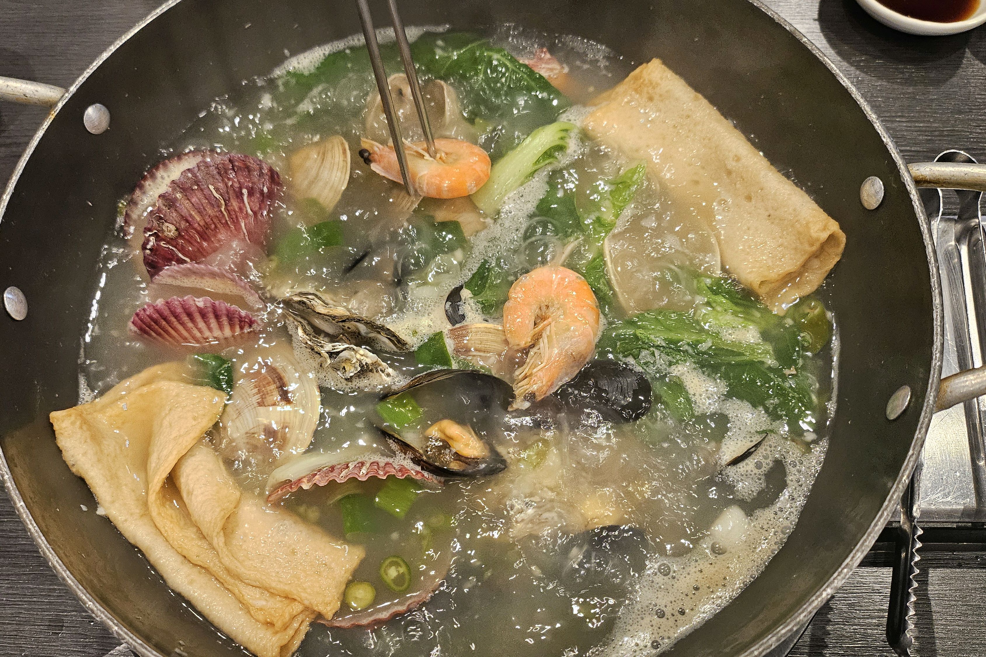 City Hall Station Seafood Kalguksu Restaurant Full of Sea Snails Hot Pot Mugyo-dong Branch