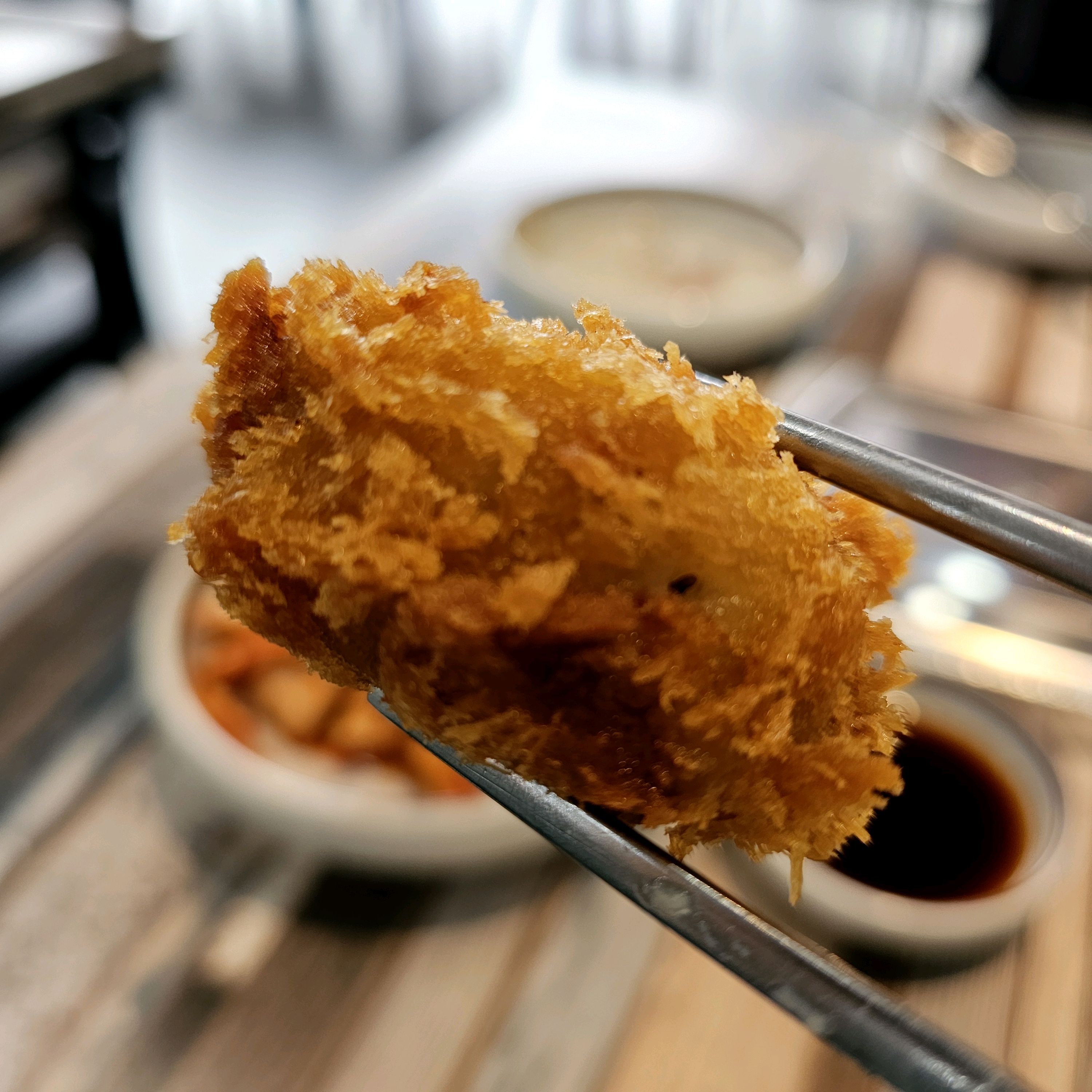 조개칼국수 가성비 너무 만족스러웠어요 조개 칼국수와 굴튀김의 조합 대박이네요. 매장도 깨끗