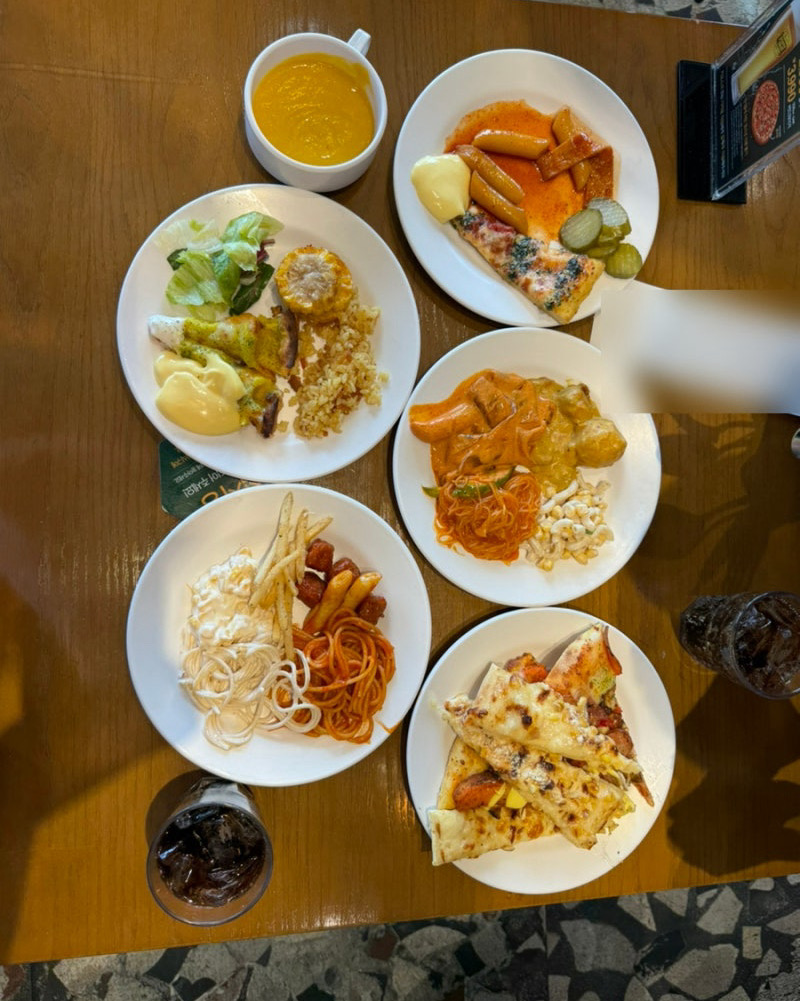 가성비 짱짱 피자몰 ! 다른 뷔페나 피자집 생각해도 저렴하고 가성비최고인 곳. 다양한 피자