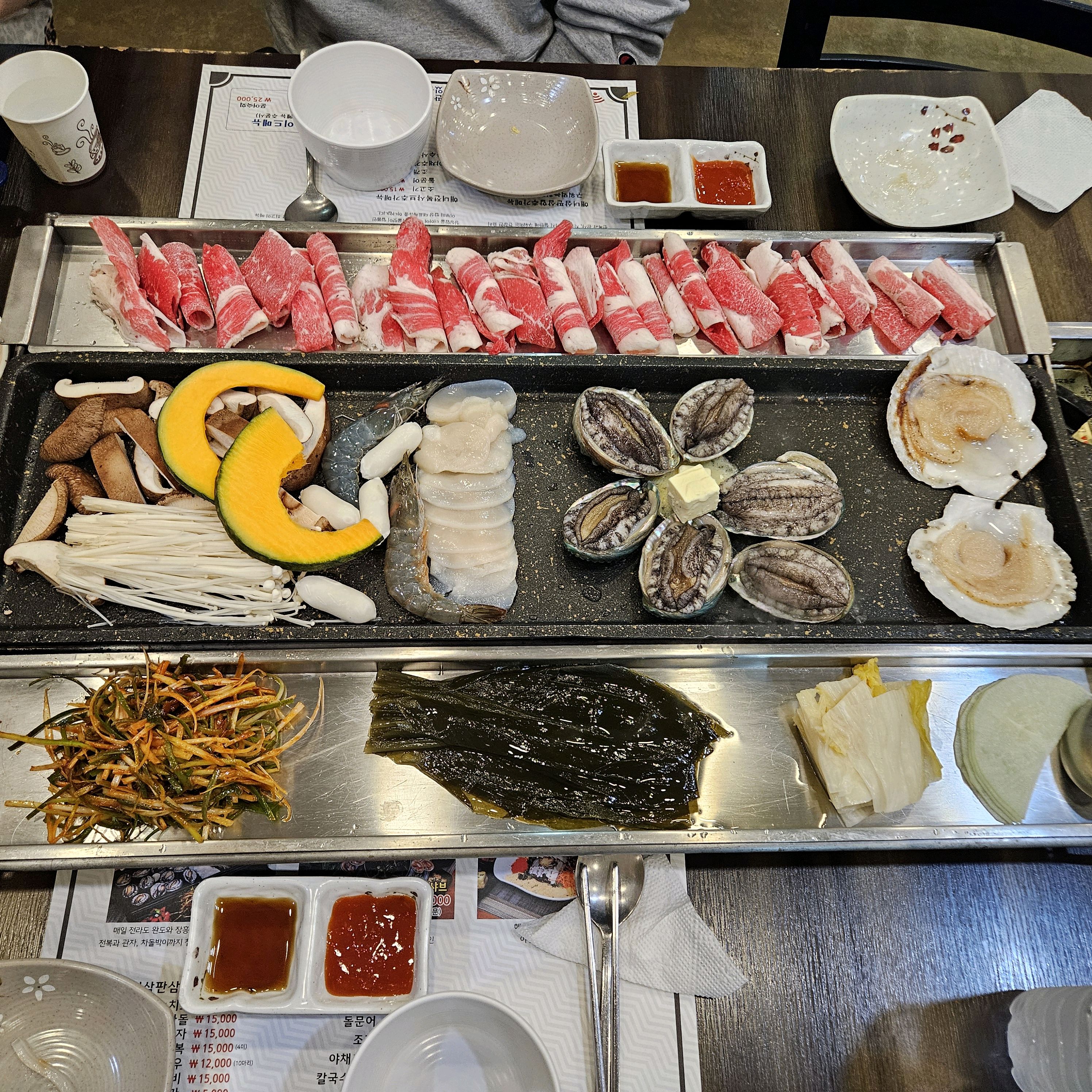와 대존맛입니다. 차돌박이랑 관자랑 전복이랑 명이나물이랑 쌈싸먹으면 극락 그세계입니다. 직