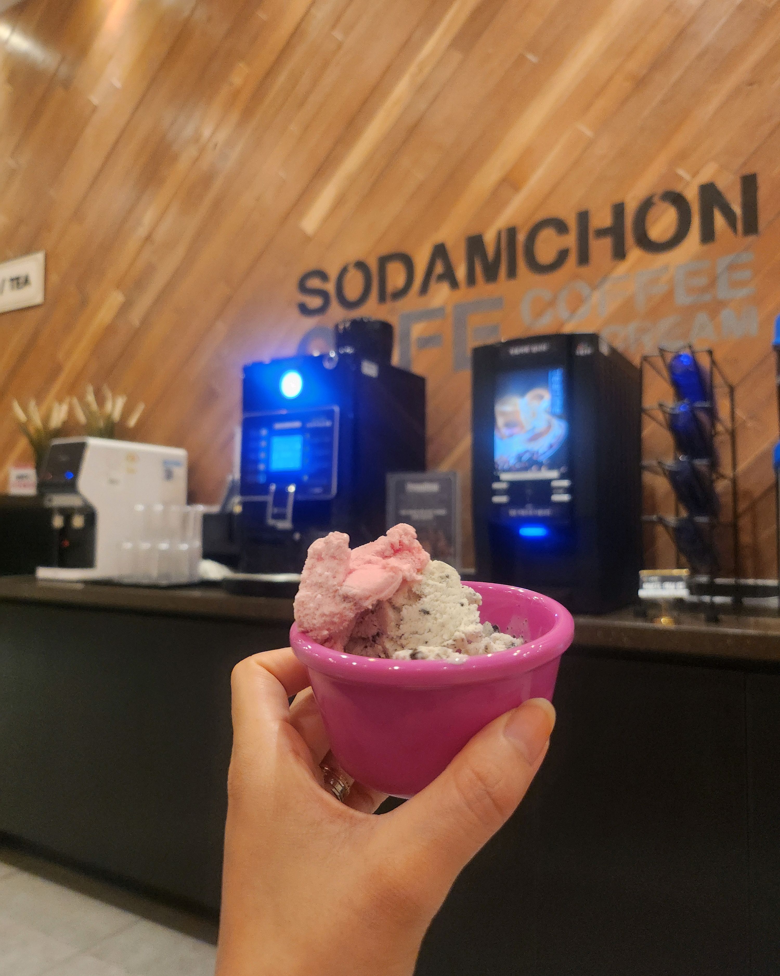 밥 다먹고 결제후 카페존에서 커피 복분자 매실차 마실 수 있고 아이스크림도 먹을 수 있네요