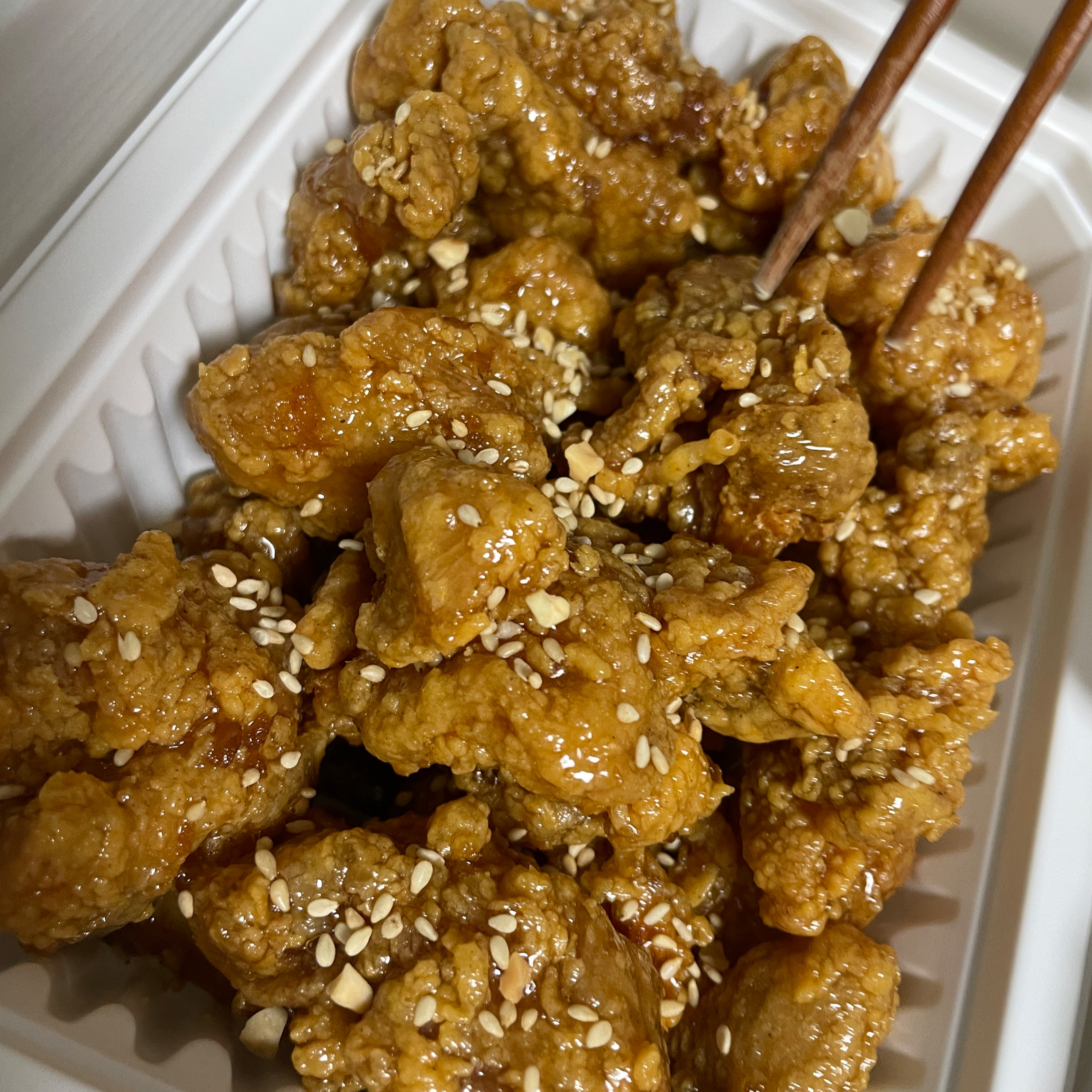 A good chicken restaurant near Jamsil Station in Seoul, Korea, or Jamsil Academy Intersection