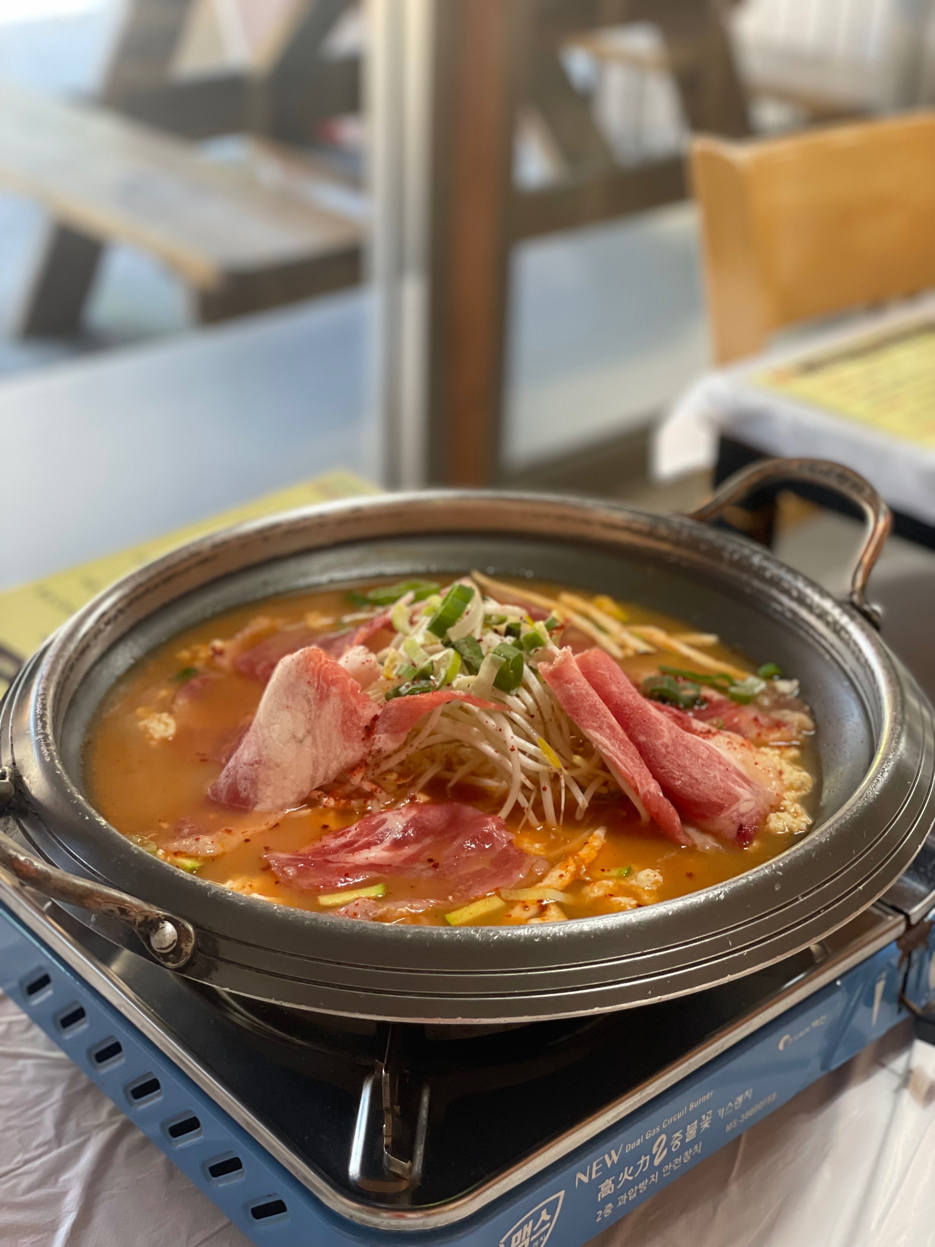 차돌밥상 시켰는데 순두부,모두부,콩비지 종류별로 다양하게 맛볼 수 있어서 좋았고 너무 고소