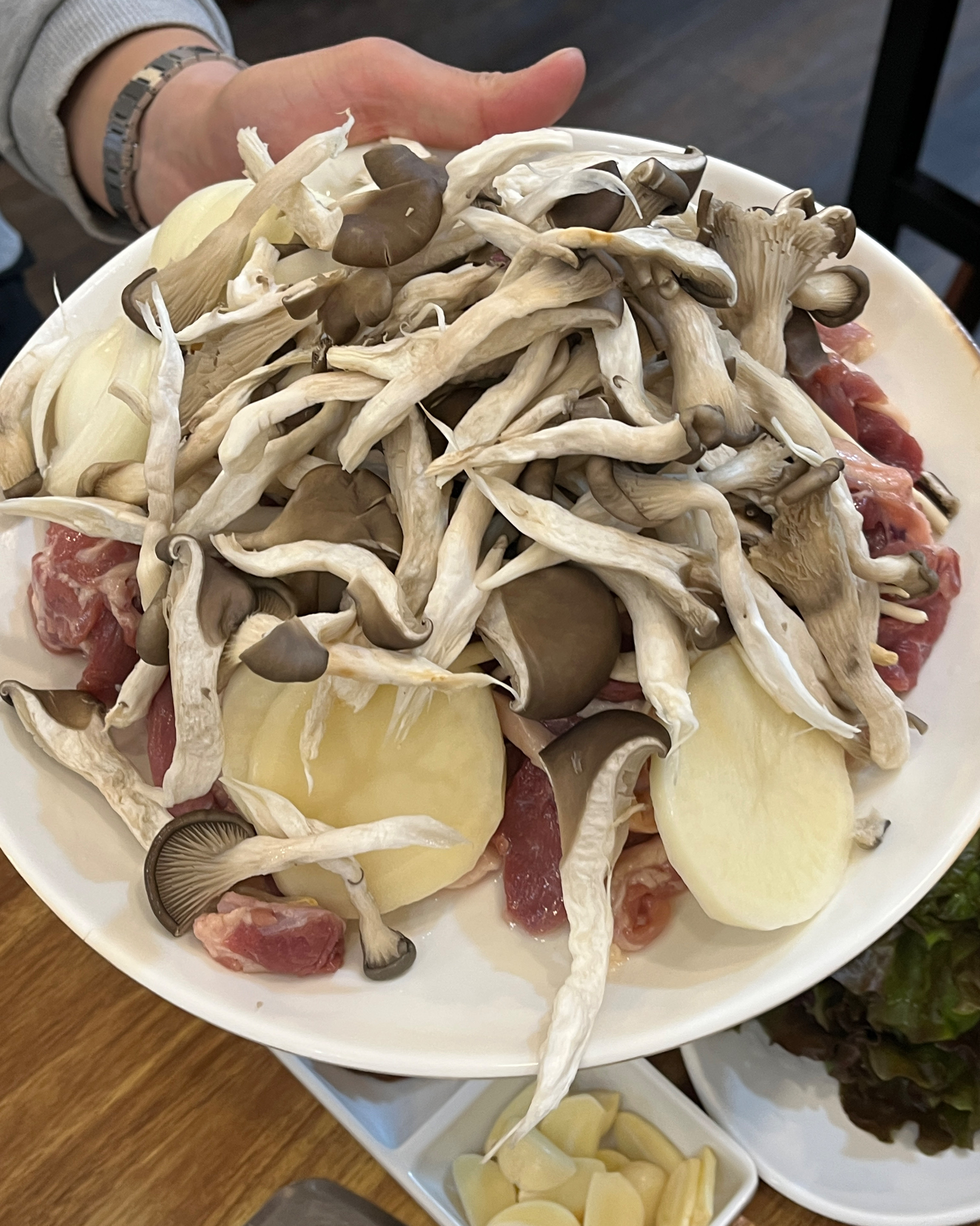 오리 먹고 싶을 때마다 꼭 오는 곳이에요🥹🩷 언제 먹어도 맛있고 친절하셔요 ㅎㅎㅎ 오리가