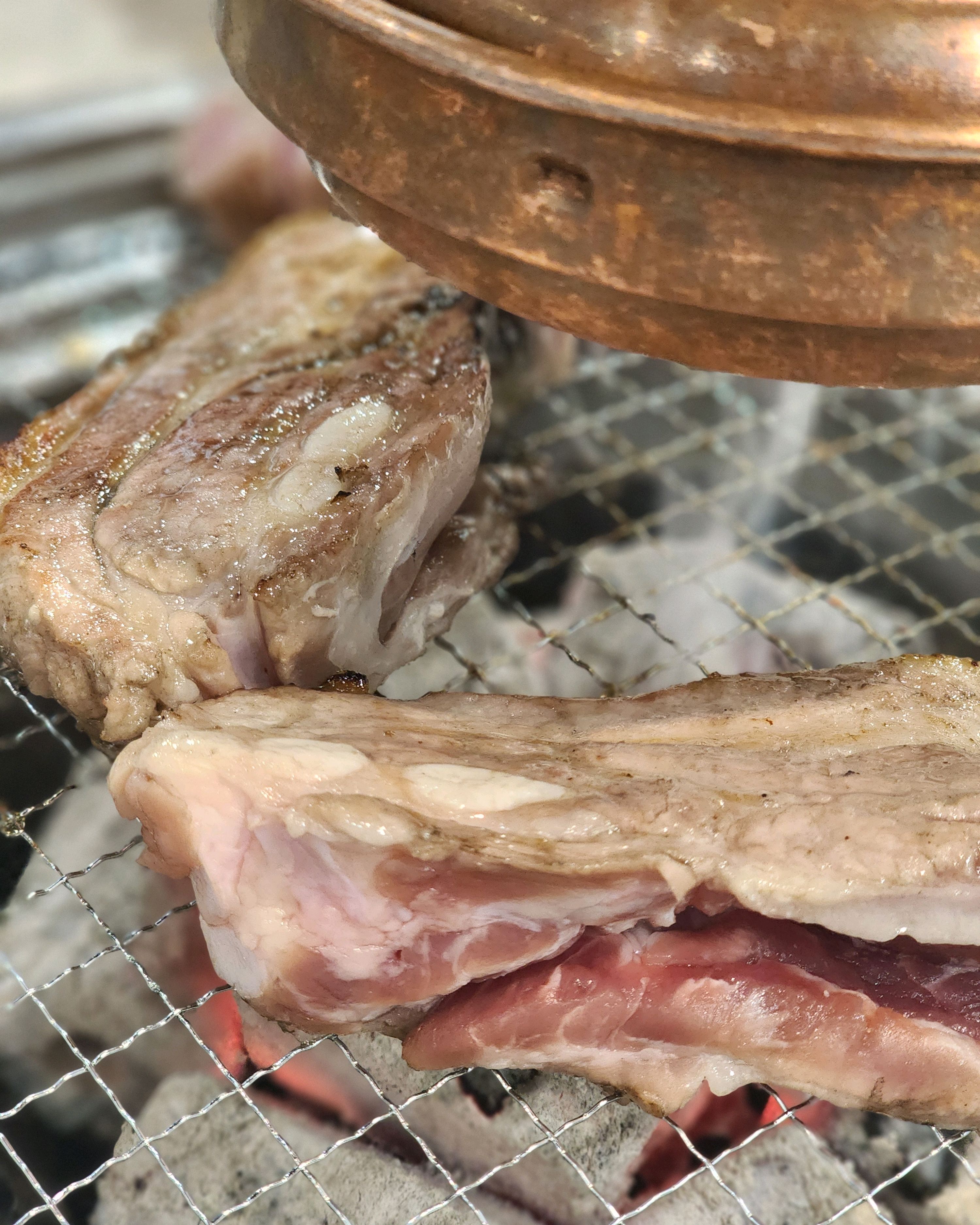 이번 방문은 좀 아쉬운게... 자리마다 그런지몰라도 여태 방문해서 먹은 자리는 그을임?검정