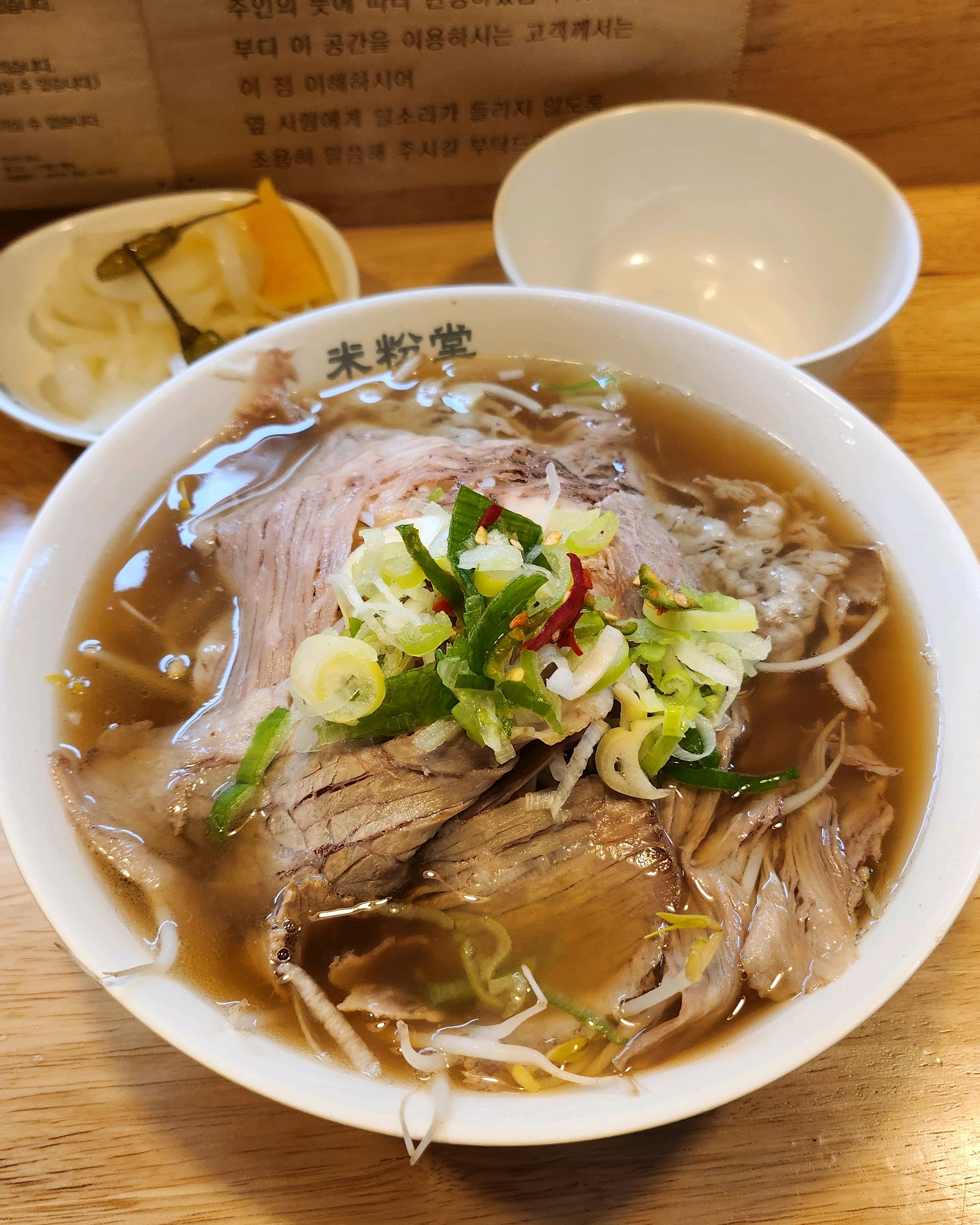 미분당은 어느 매장을 가도 늘 깔끔하고 깊은 육수맛에 감동받고 가네요~특히 여긴 차돌박이