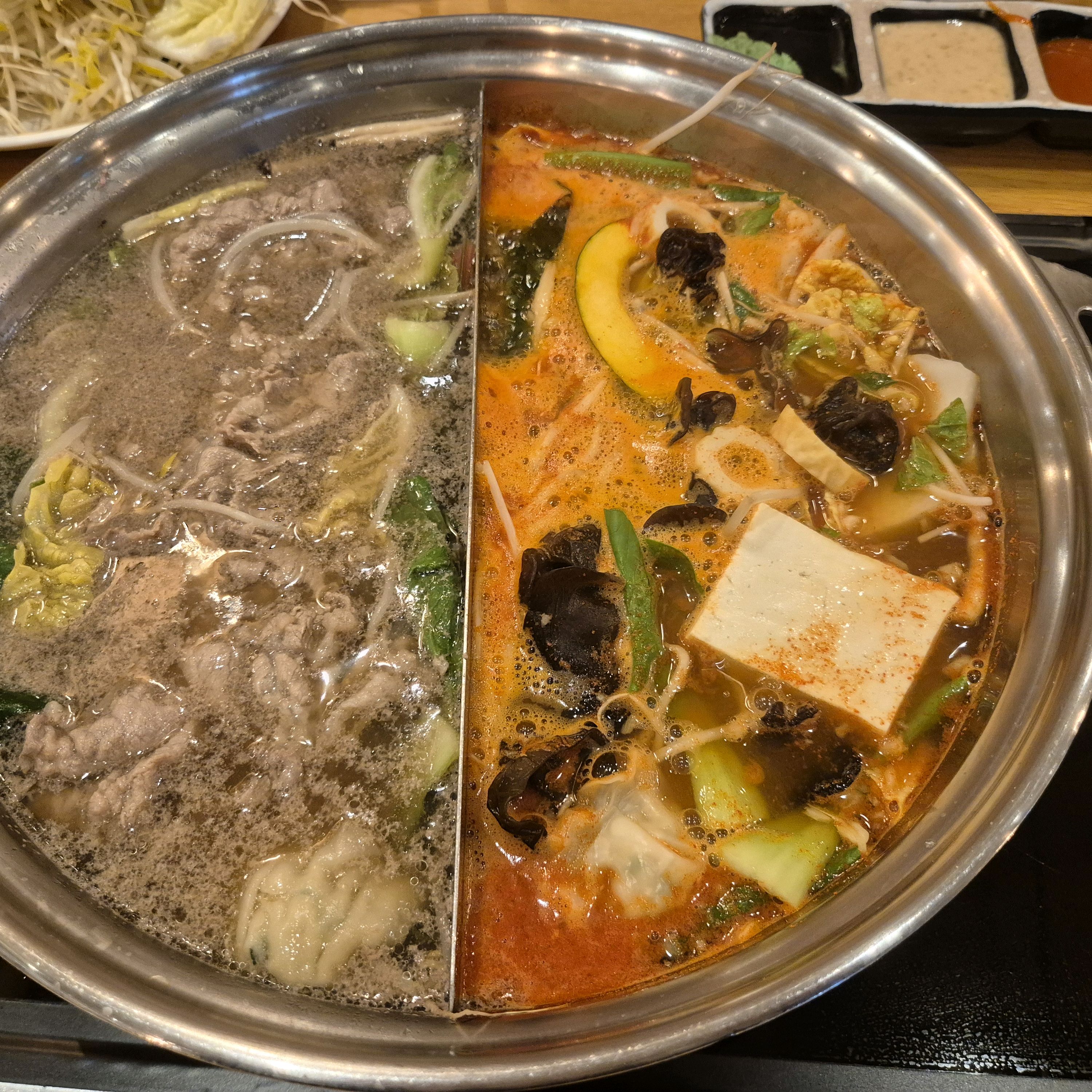 일요일 11시 좀 넘어 도착해서 대기없이 앉았구요. 샤브채소가 신선하고 고기질이 좋은편이고
