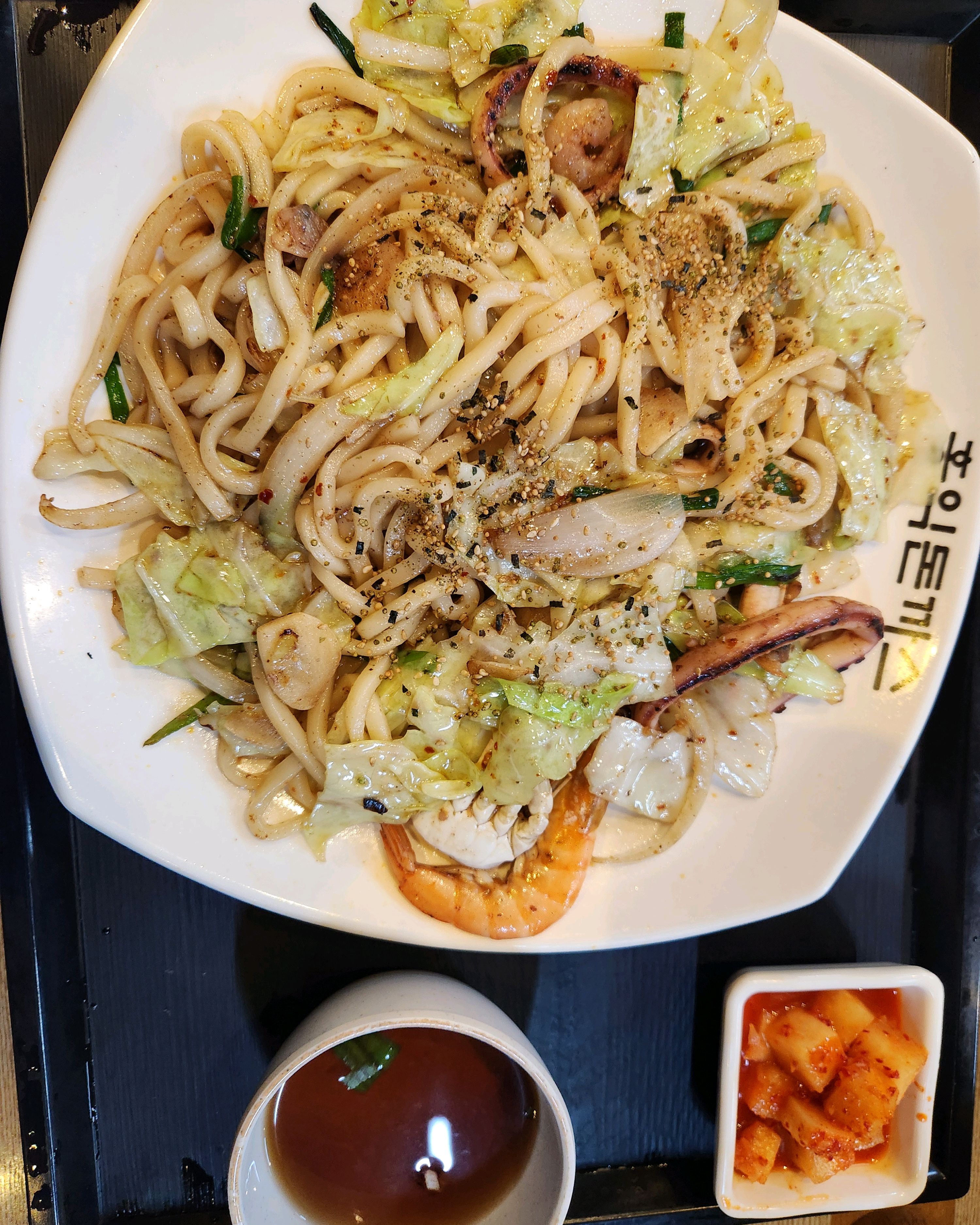 돈까스도 크고 맛있어요. 볶음우동 맛은 보통맛으로 주문했고 불맛도 나고 맛있어요. 사장