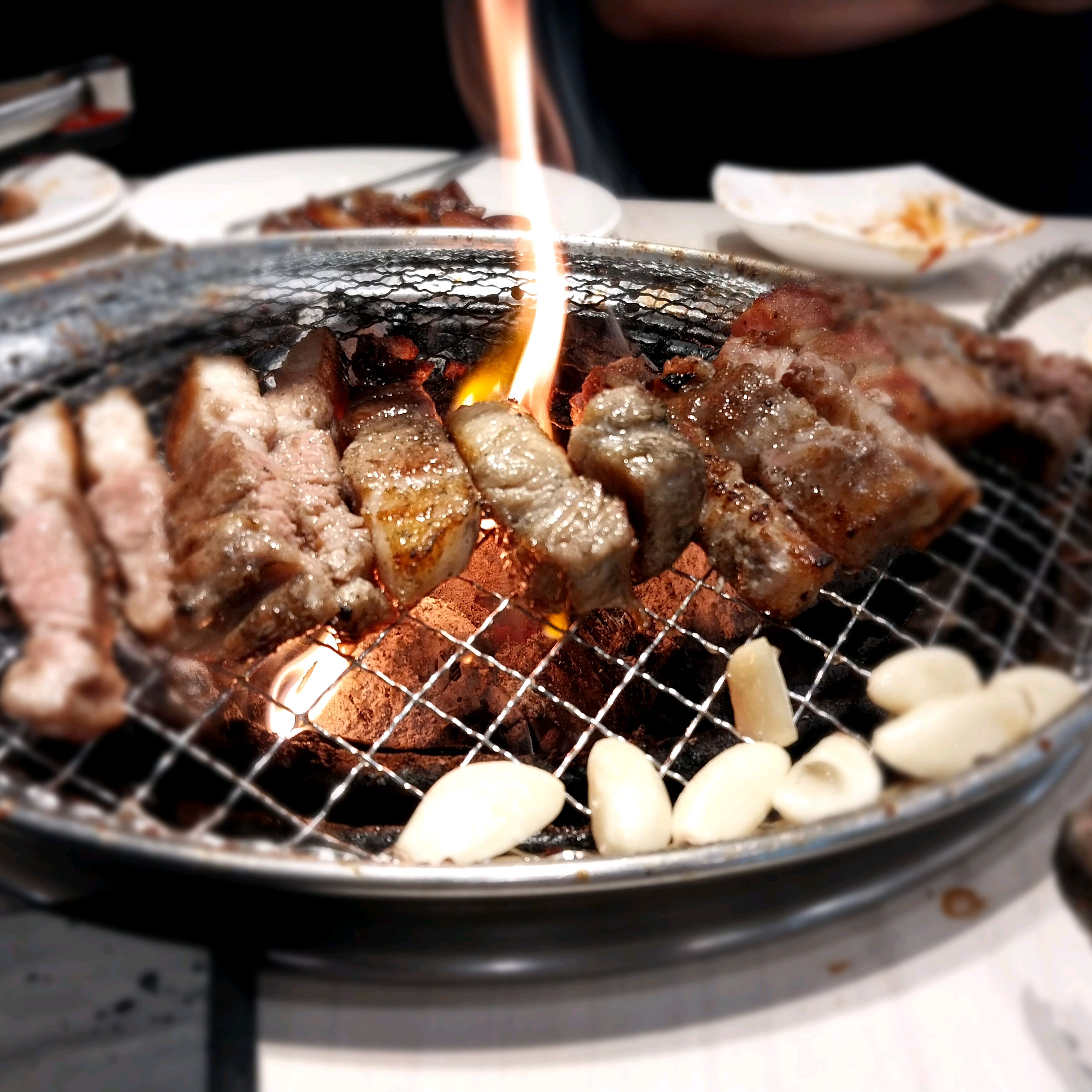 닭갈비 돼지갈비 삼겹살 목살 돼지껍데기 등등 취향에 맞게 먹을수 있어서 좋아요 - 영통역 맛집 명륜진사갈비 수원영통역점
