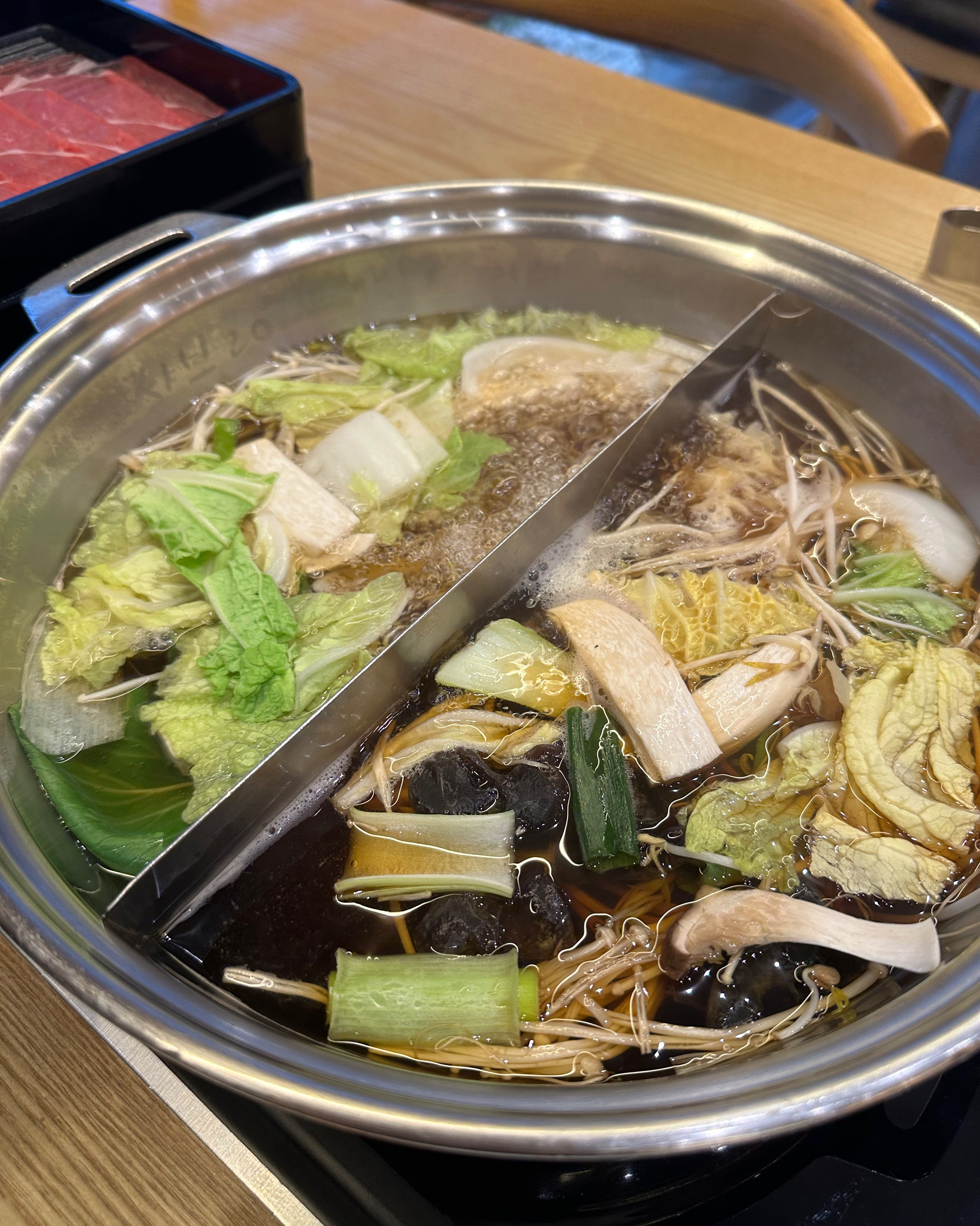 야채랑 고기가 신선하고 육수도 맛나요 직원분들도 친절하셔서 기분 좋게 식사하고 나왔어요 ^