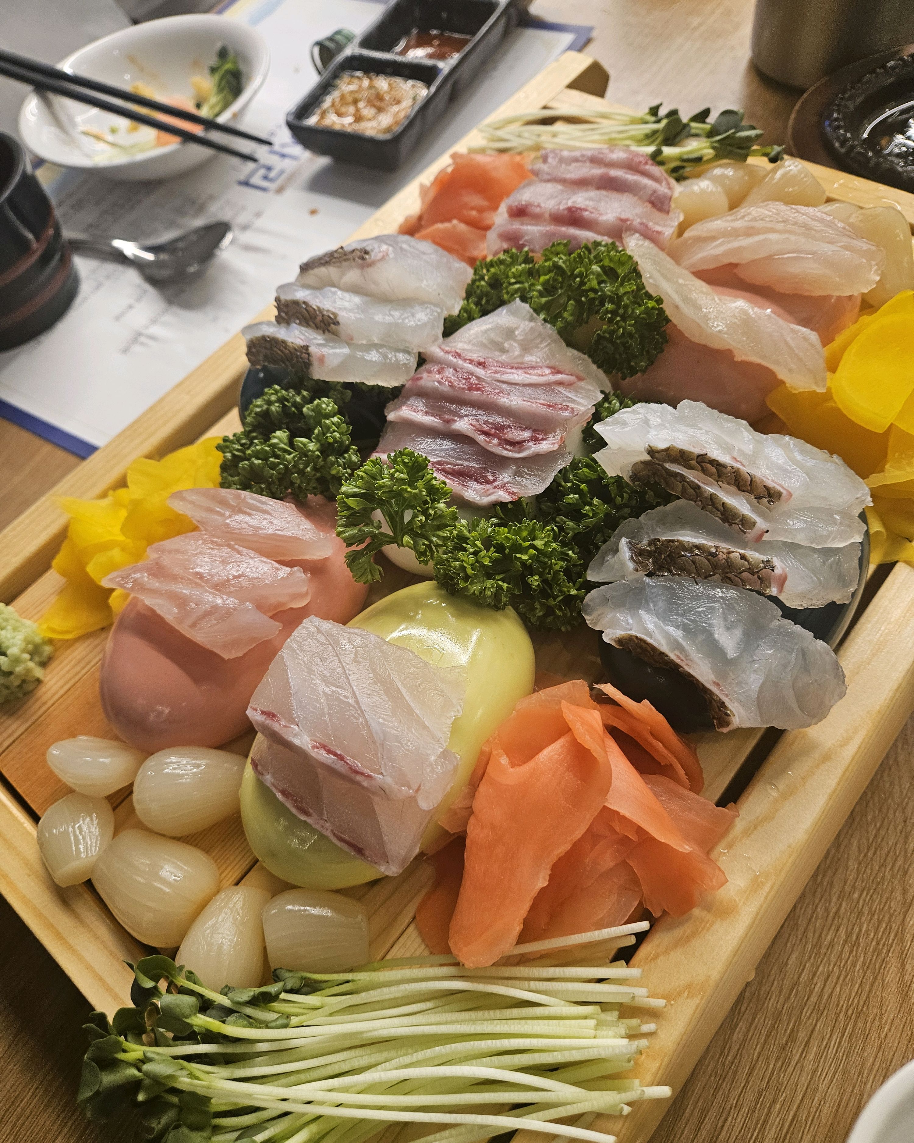 숙성회라그런지 쫄깃하고 맛나요 신선하기까지~~지나가다 우연히 들렀는데 회가 평소에 먹지 못