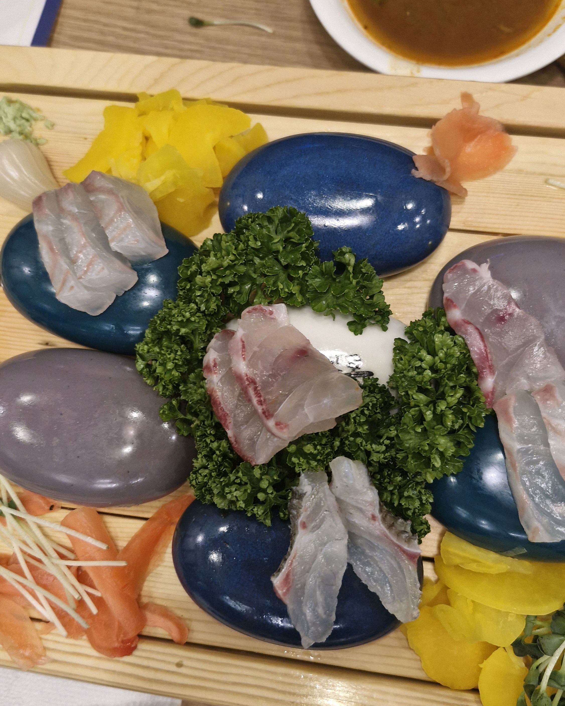 회사에서 회식하러 왔는데 모두 맛있게 잘 먹었습니다. 회가 신선하고 다른 메뉴들도 맛있구요
