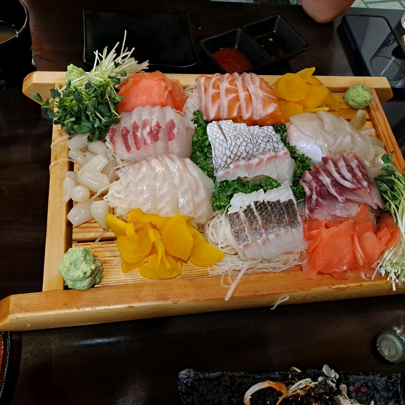 이 사시미를 자꾸 리필해주세요.. 포항사람인데 회 먹다가 배부른적 처음 입니다.. 매운탕은