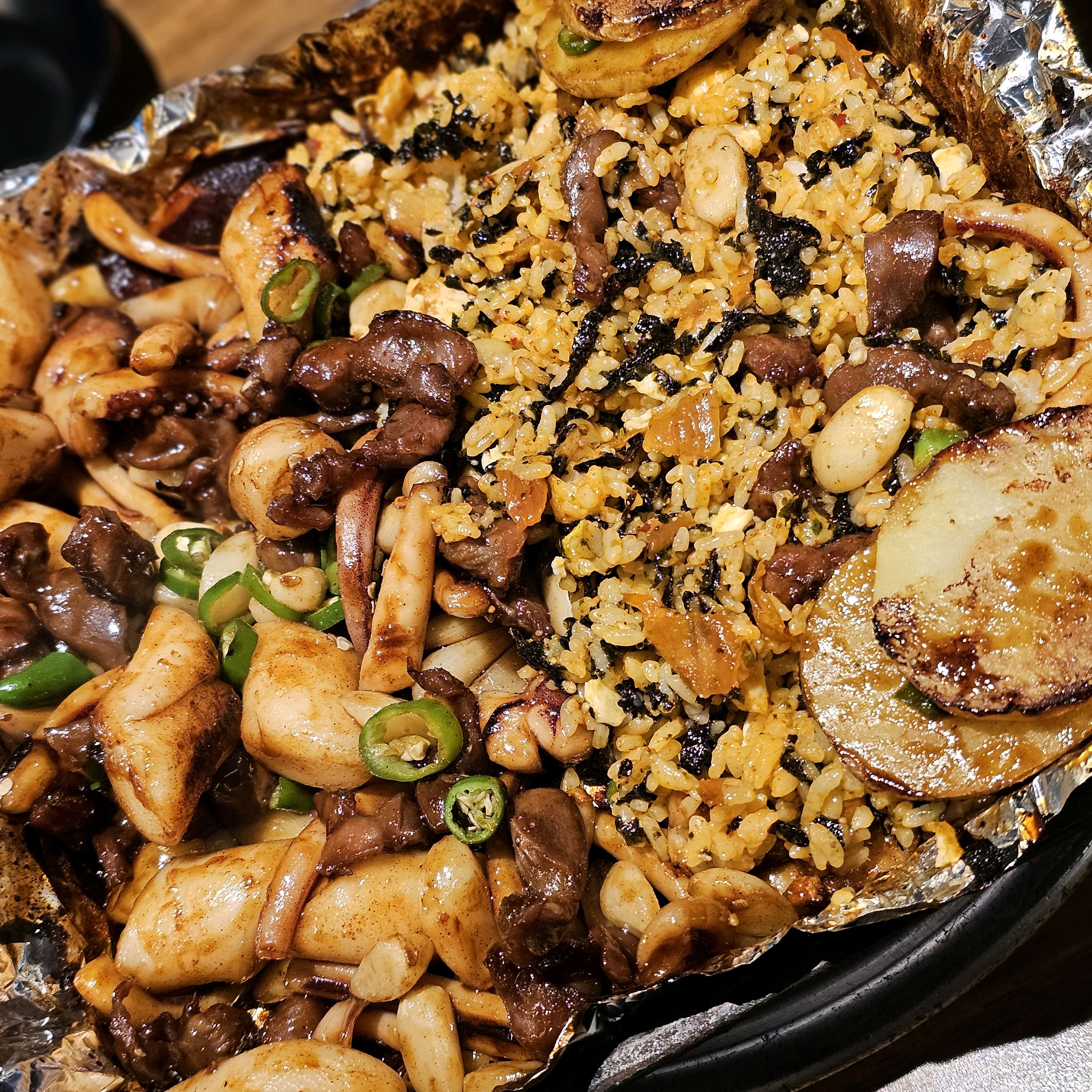 진짜너무너무맛있어요 맵기 단계도 여러가지고 똥집 너무 쫄깃해여!! 기본안주 묵사발도 맛있고