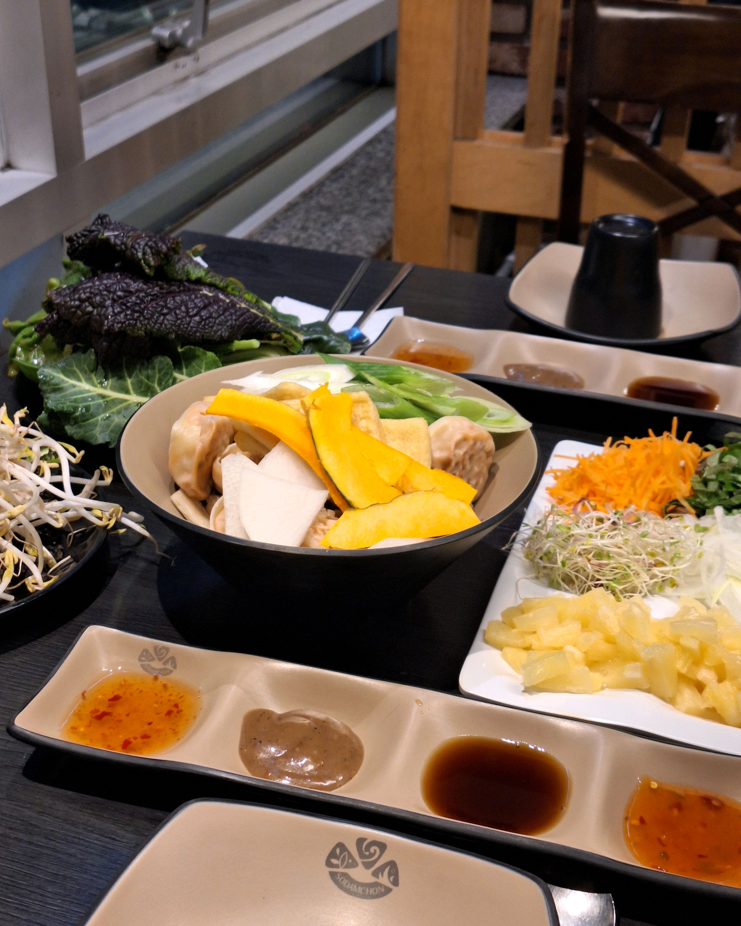 배부르고 맛있었어요. 가족모임하기 좋은 것 같아요. 월남쌈으로 1차전, 샤브샤브로 2차전하