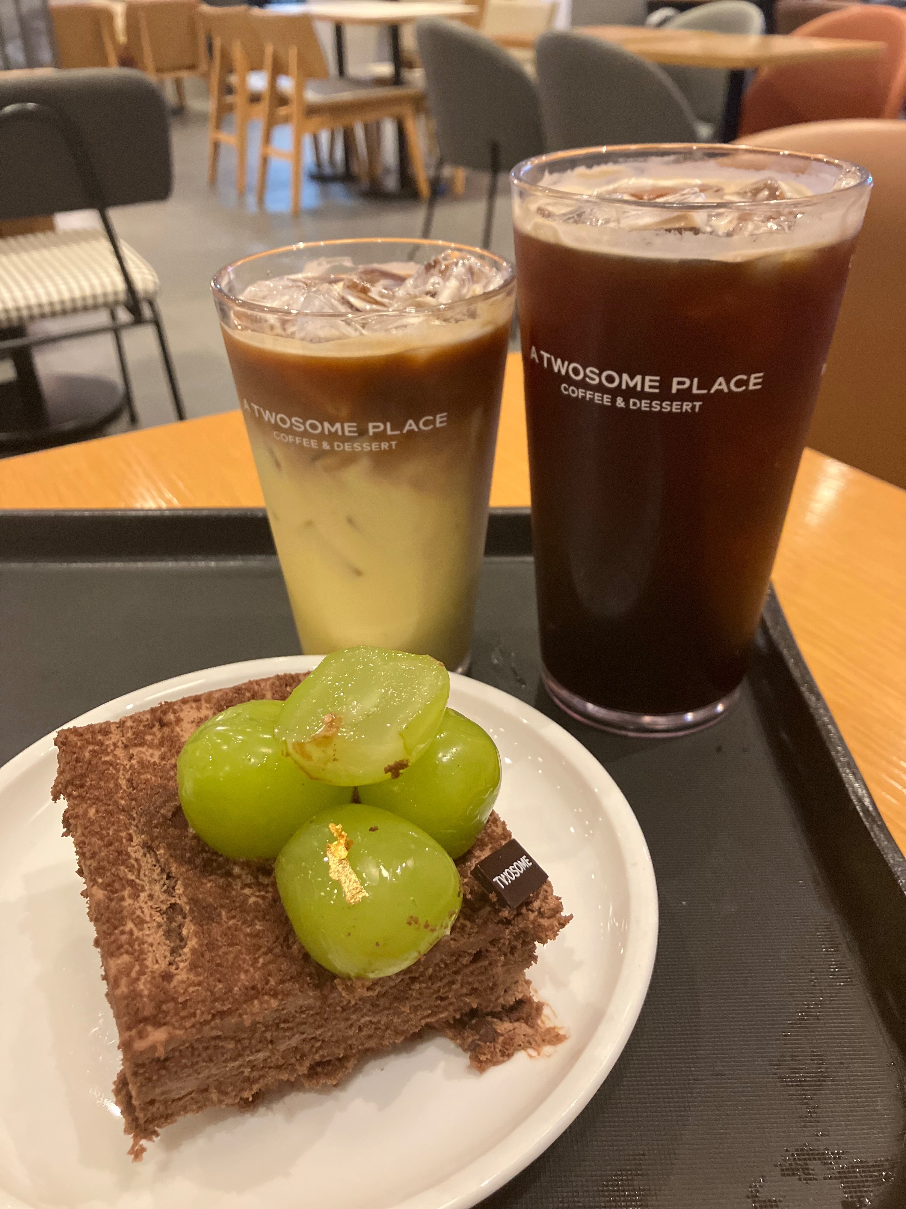 신메뉴 바나나샷라떼 주문했는데 바나나우유와 비슷한 맛이에요! 맛있는 디저트도 많고 조용해서