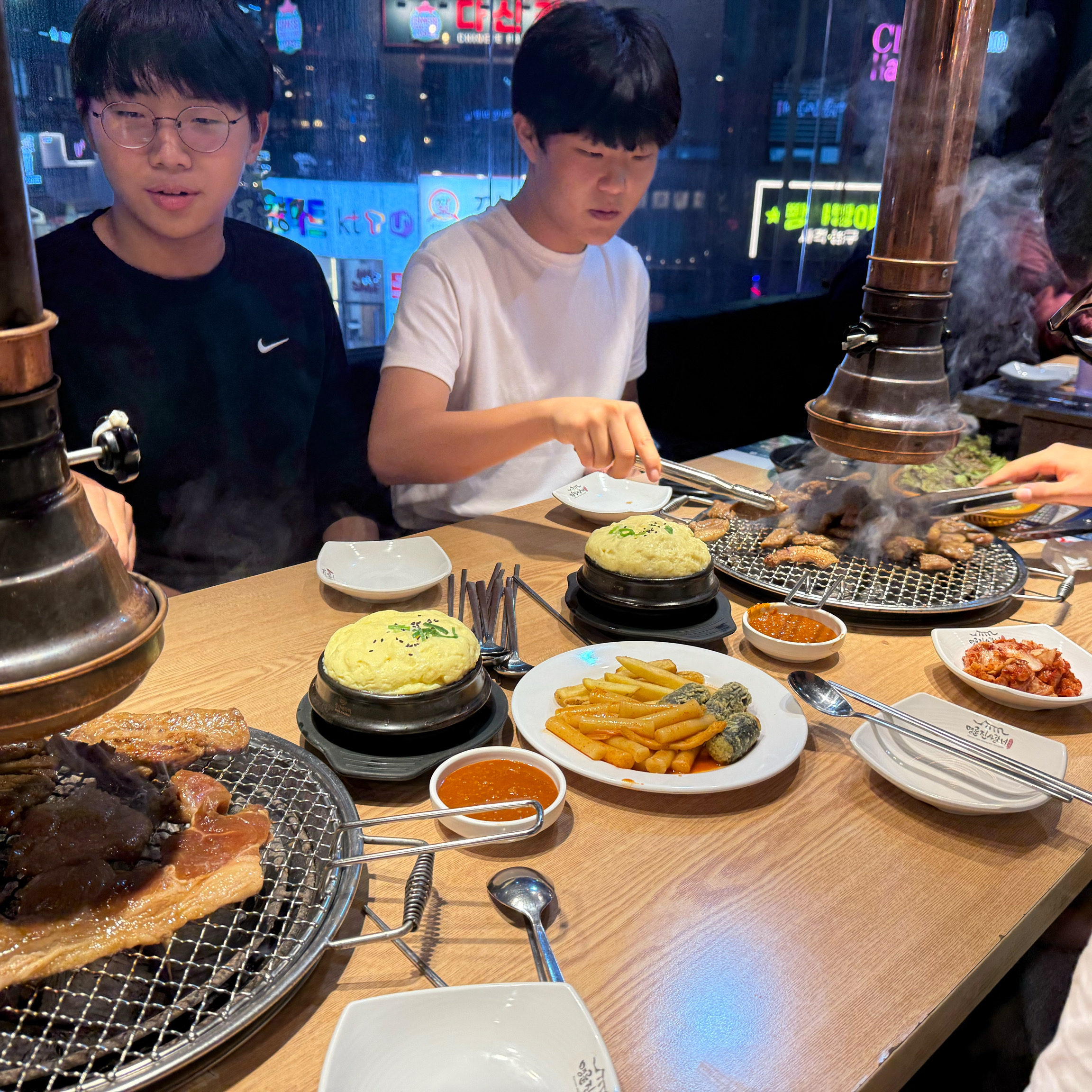 오늘 저녁에 친구들과 함께 밥먹으로 갔는데 고기가 정말 맜있었습니다 - 다산동 맛집 명륜진사갈비 다산신도시점