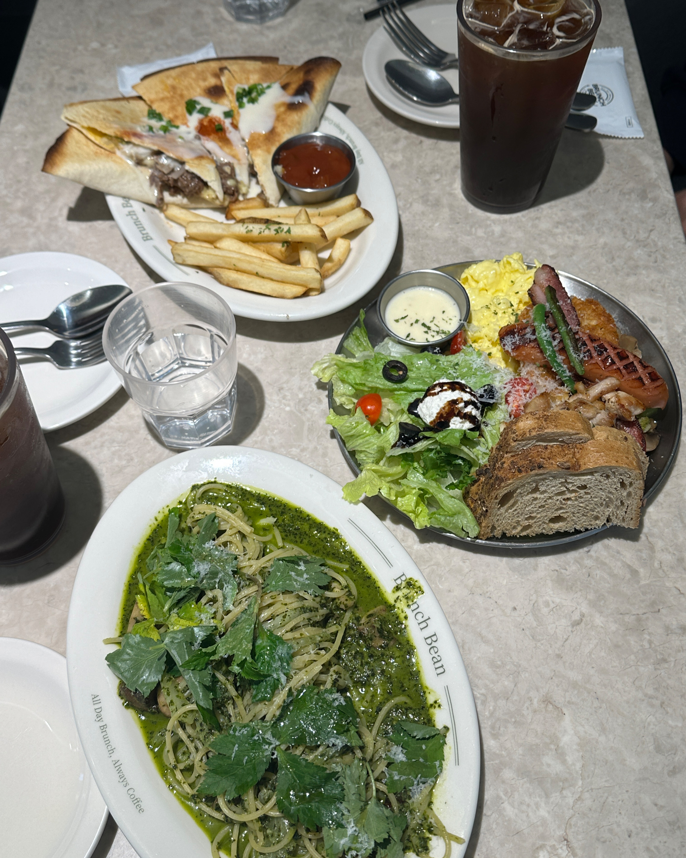 맛이 정말 좋았어요. 재료가 신선하고 소스도 깊은 맛이 있었습니다. 깔끔한 분위기에서 편하