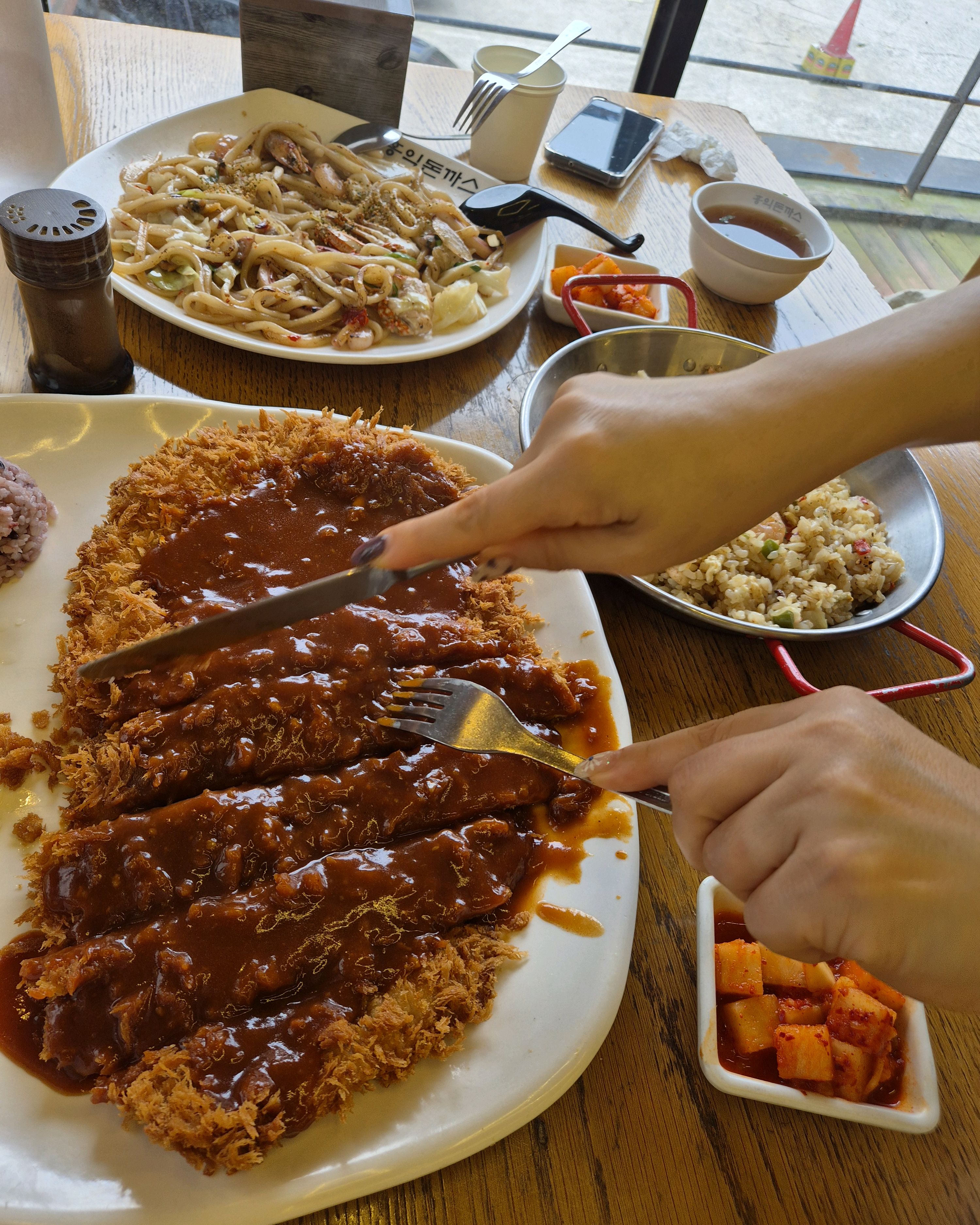 음식이 짜고 예전보다 별루여서 실망했어요 마니 남기구왔어요 돈가스는 엄청 커요 - 광명 밤일마을 맛집 홍익돈까스 광명점
