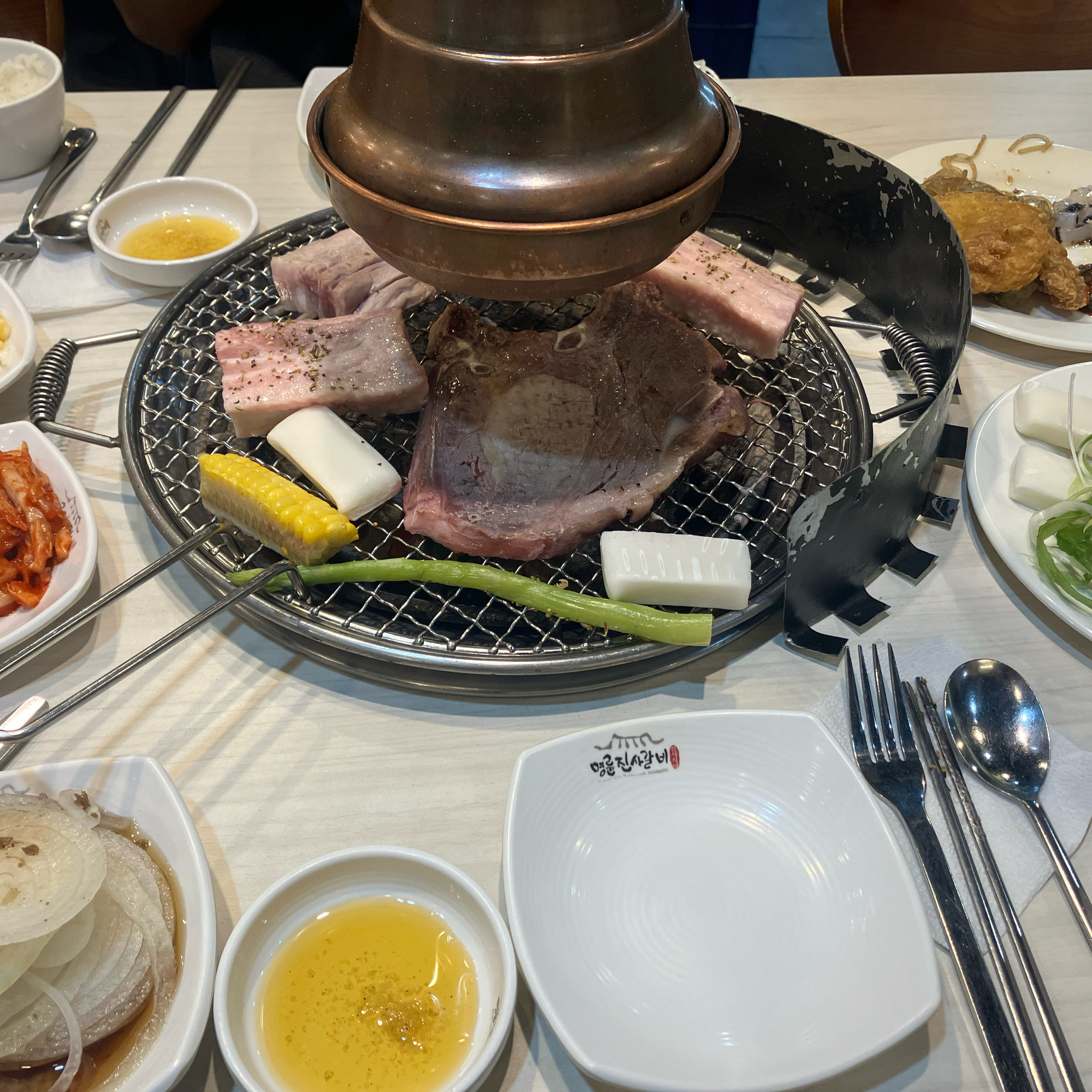 사장님과 직원들이 엄청 친절하고 잘 챙겨주세요~ - 연희동 맛집 명륜진사갈비 서울 연희점