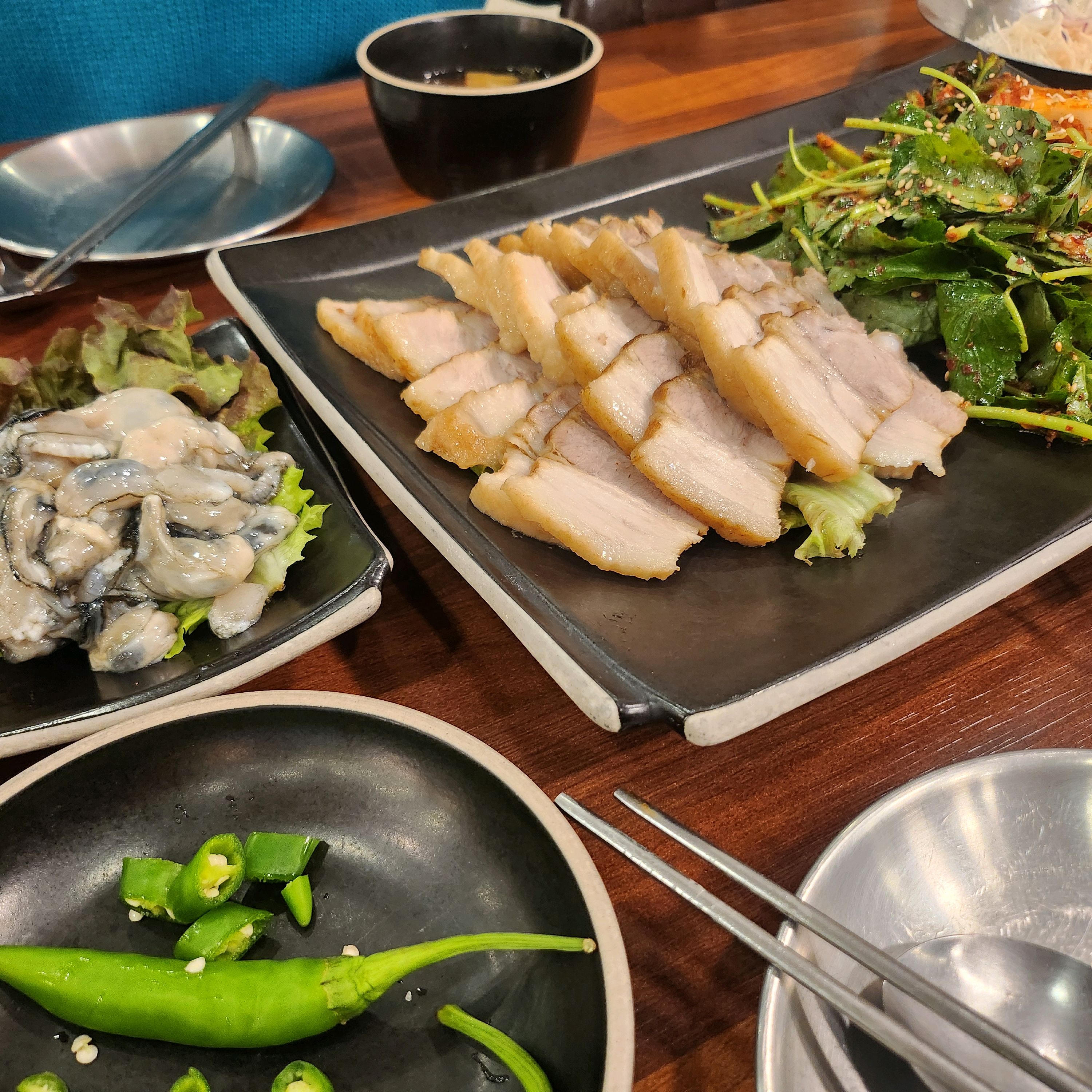 굴보쌈 찾아보다가 처음 와봤는데 아니 이런!!!존맛탱!!!!!!!!@@@@=(@(/담에 또