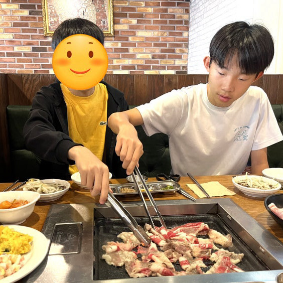 강동구 고깃집 여러곳 가봤지만 여기가 가장 깔끔하고 고기 종류도 많고 치킨, 샐러드, 떡볶