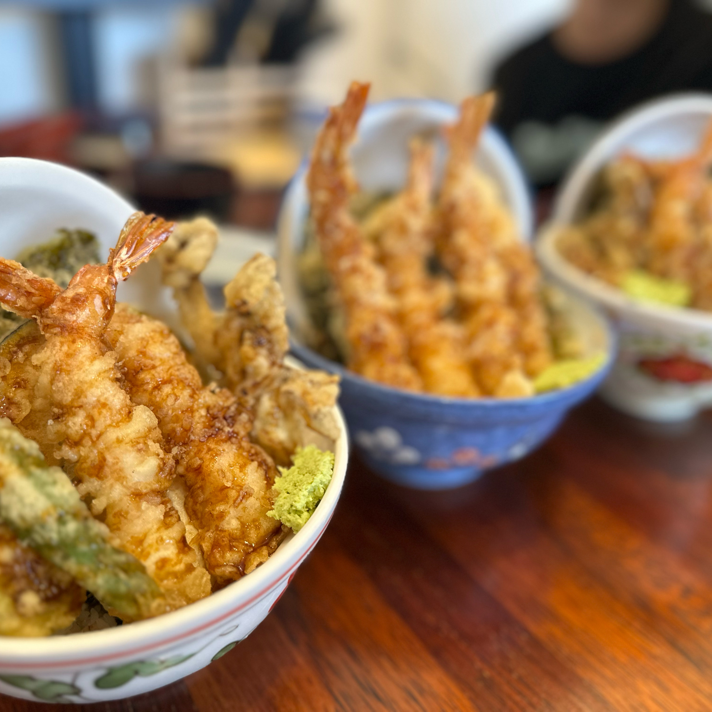 만저 나오는 장국이 시원해요~ 통삼겹도 맛있고 튀김은 깨끗한 기름에 잘 튀겨쟈서 바삭하고 