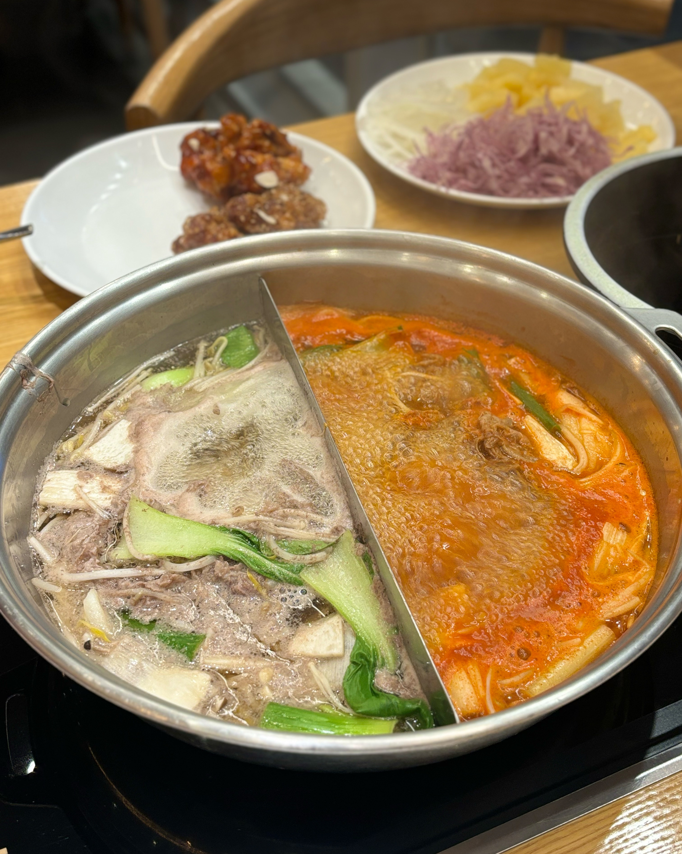 샤브샤브 맛집이예요!!!! 재료가 신선하고 고기도 좋은 거 쓰시는 것 같아요 그래서 그런지