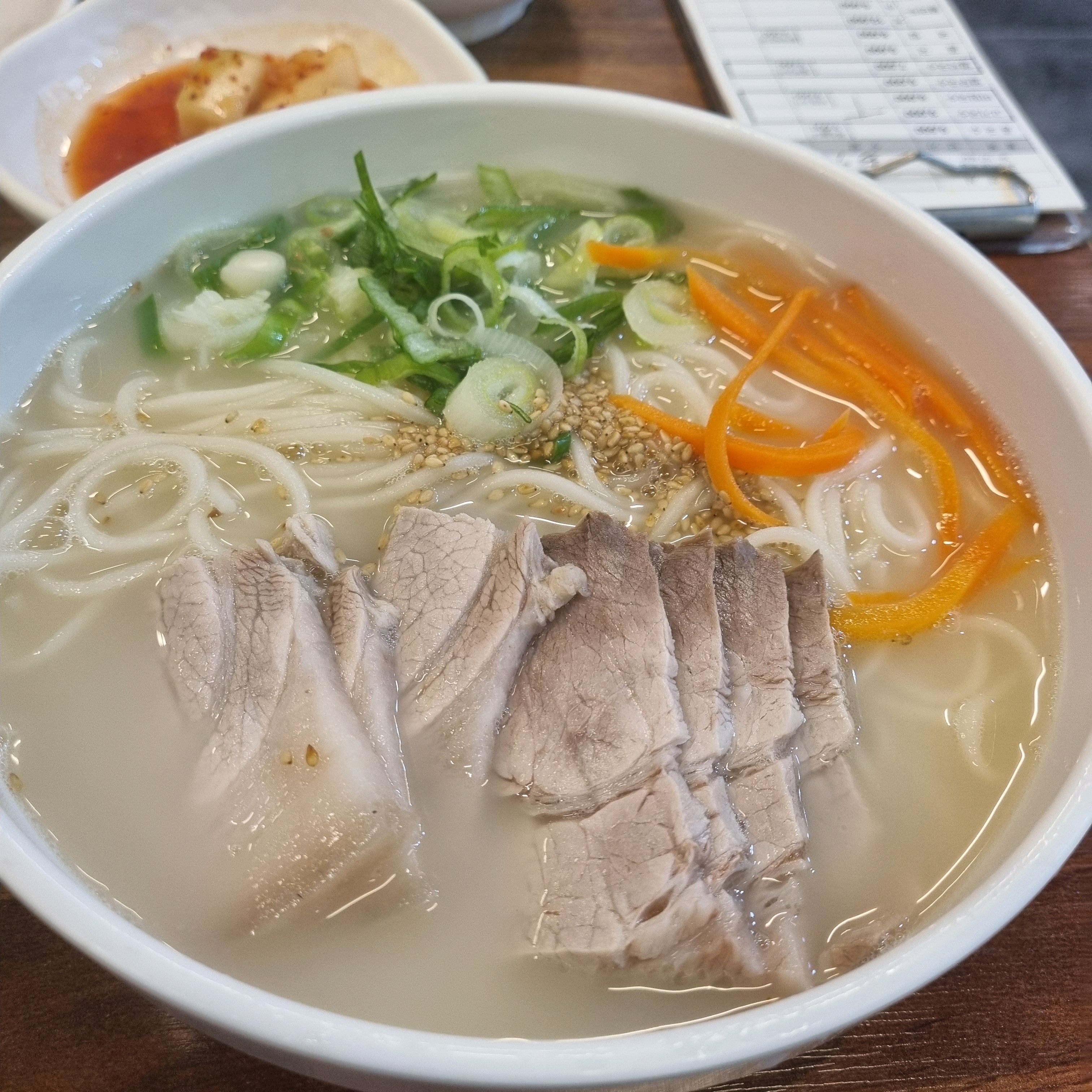 슴슴하니 좋았고 양념장 넣어먹어도좋아요 - 제주 맛집 국수마당 본점