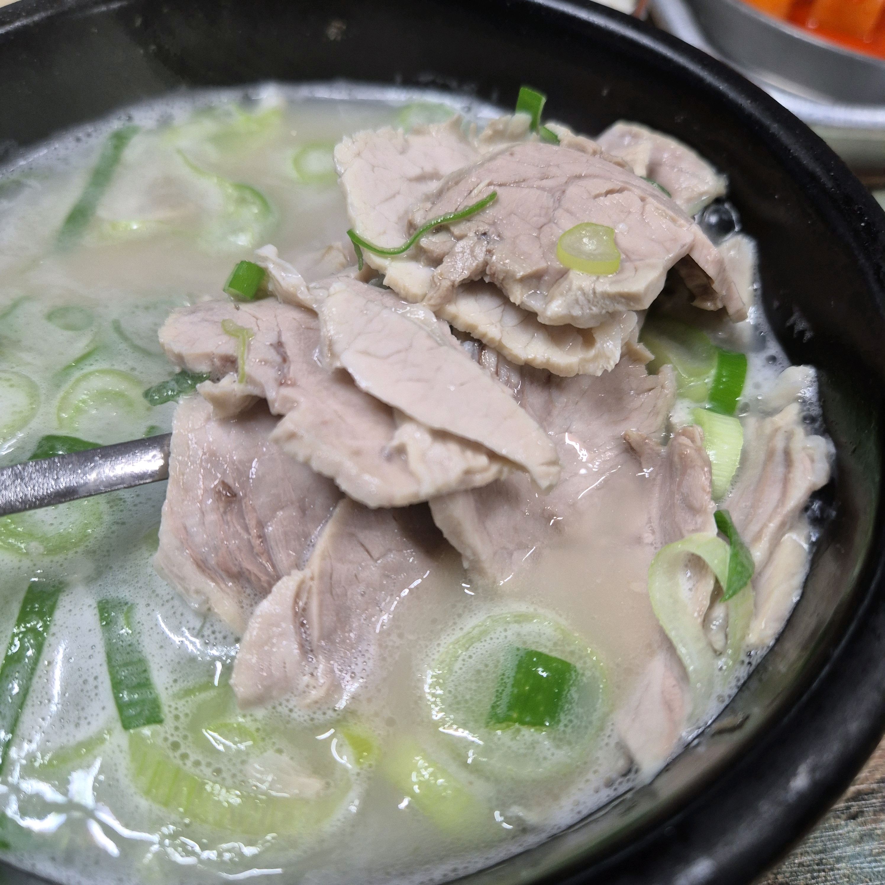 몇 년만에 들렀더니 좌식 공간 싹 없어지고 다 입식 됐네요. - 대구 맛집 시골돼지국밥