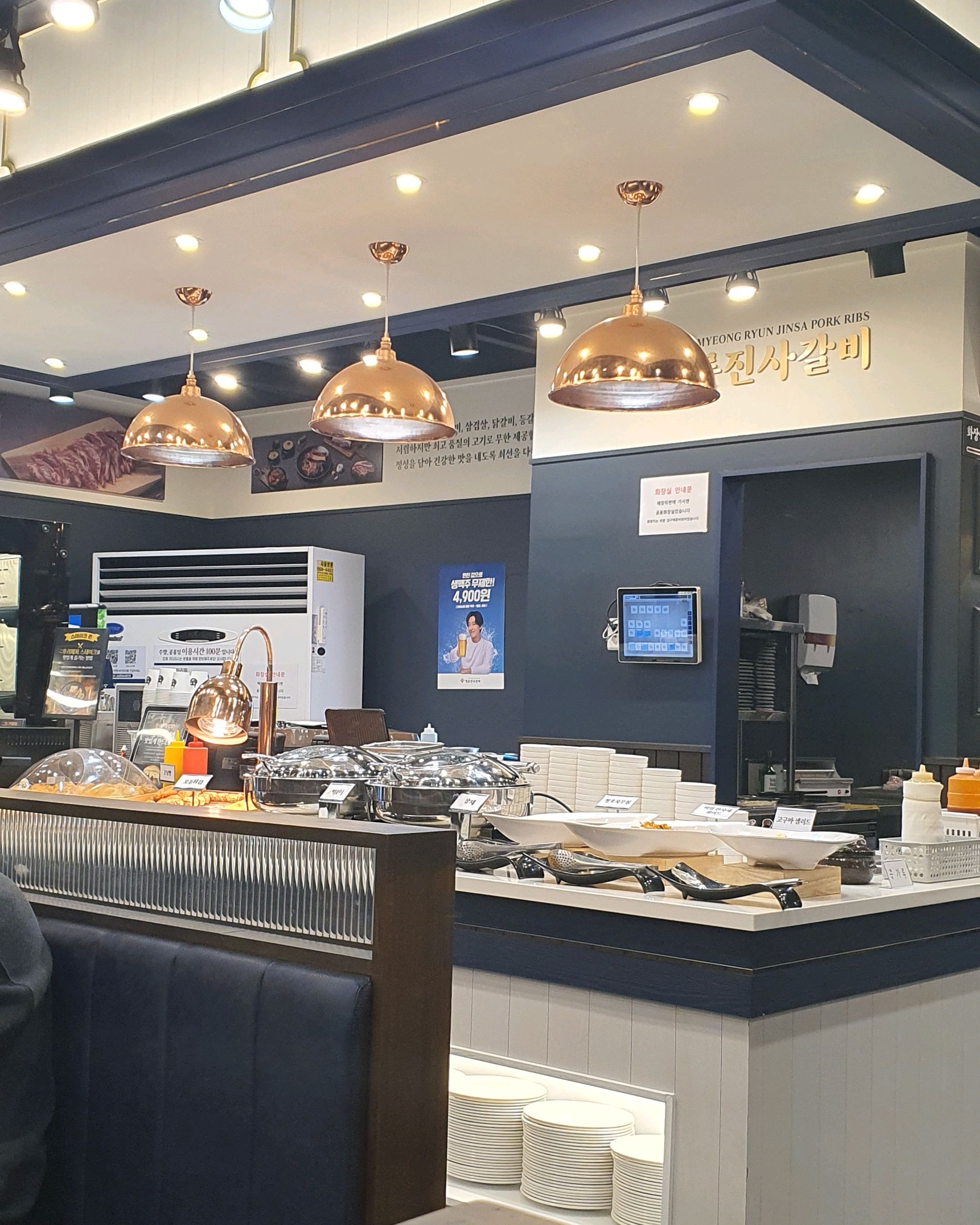 사장님이 굉장히 친절하세요. 가게 곳곳을 계속 다니면서 꼼꼼히 챙기시는데, 음식도 자주 체
