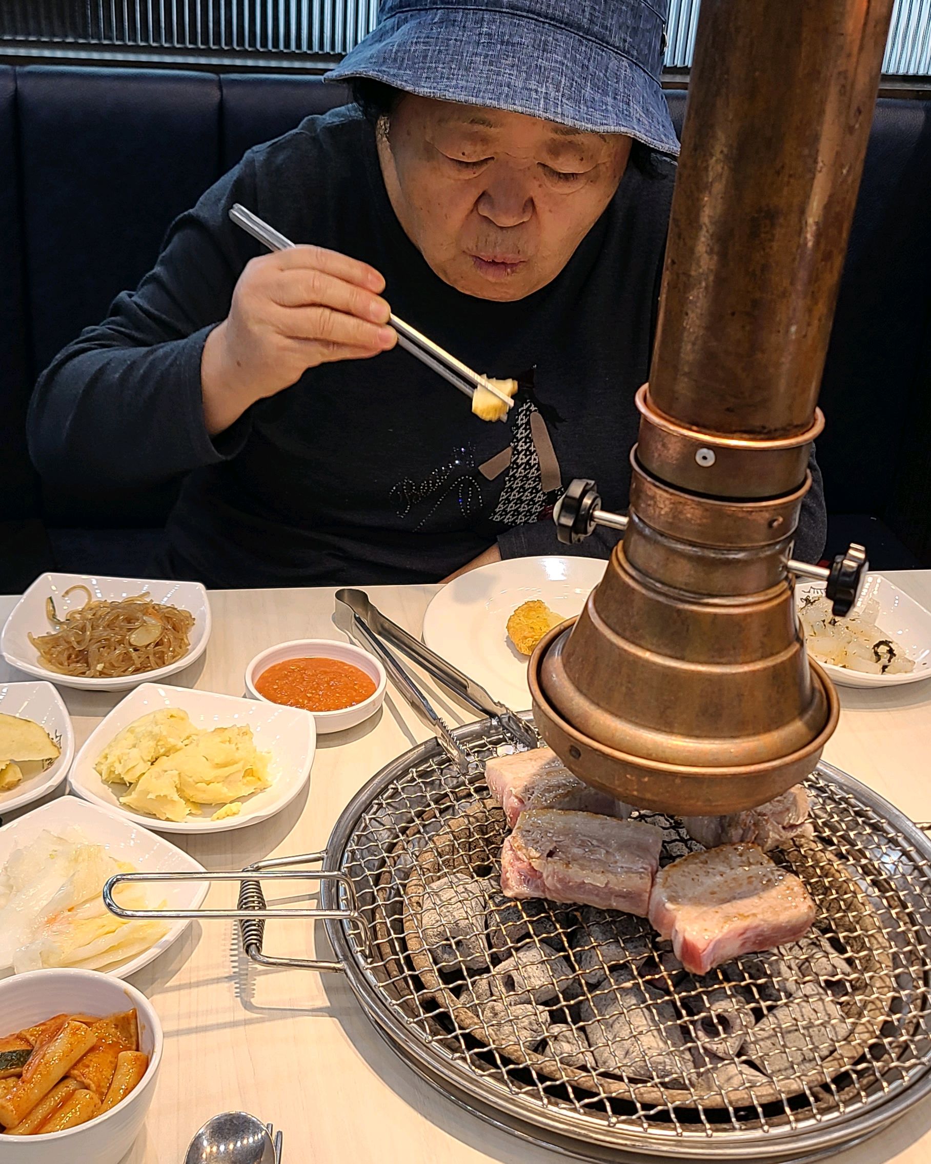 고기가 너무 맛있다고 흡입중이신 오마니 - 인천 도화동 맛집 명륜진사갈비 인천도화점