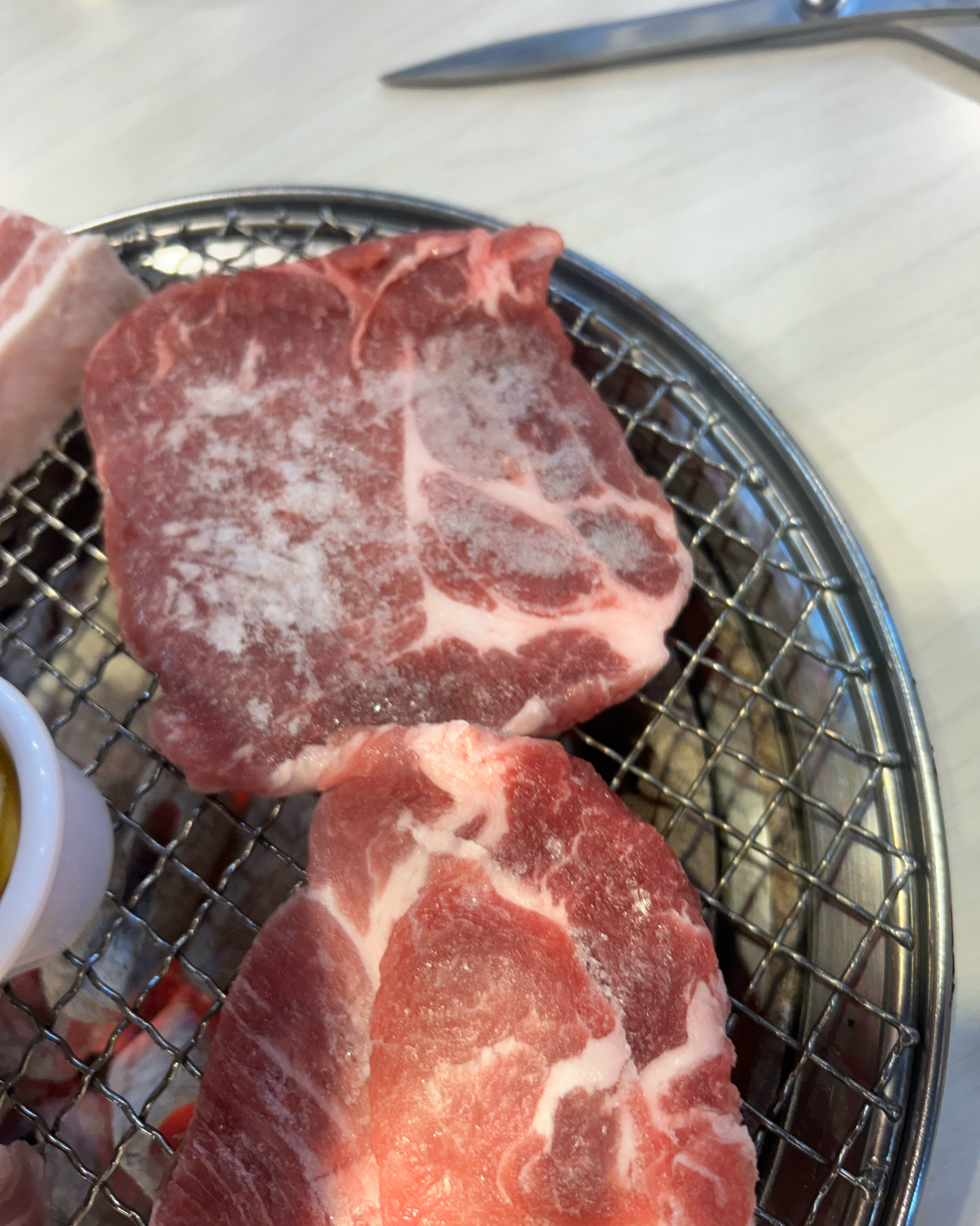 그릇에 이상한게 묻어잇어서 쫌 심해서 물러봣더니 그냥 그릇 알바생분이 가져가시고 다른거 쓰