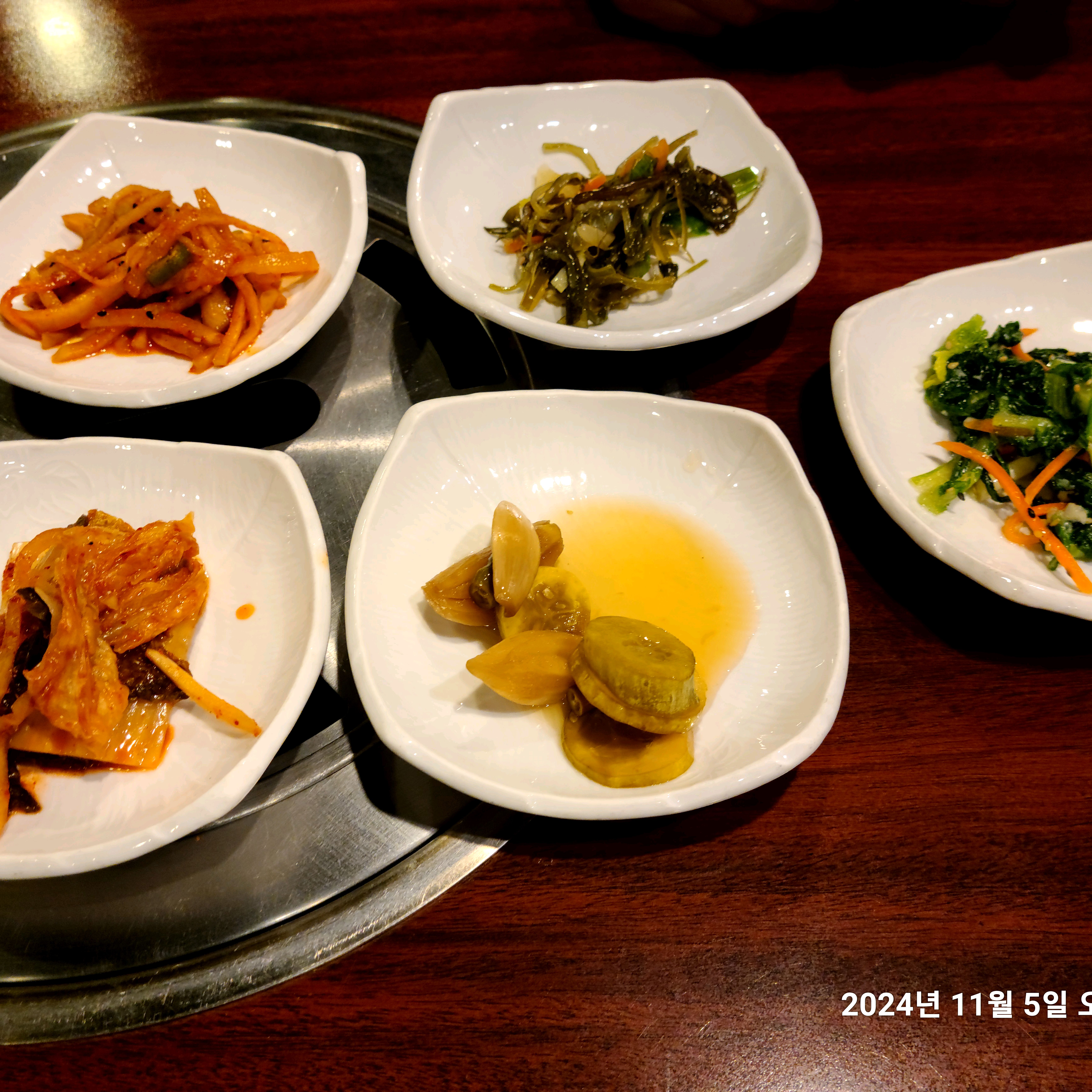 접시에 담긴 다양한 반찬들의 모습