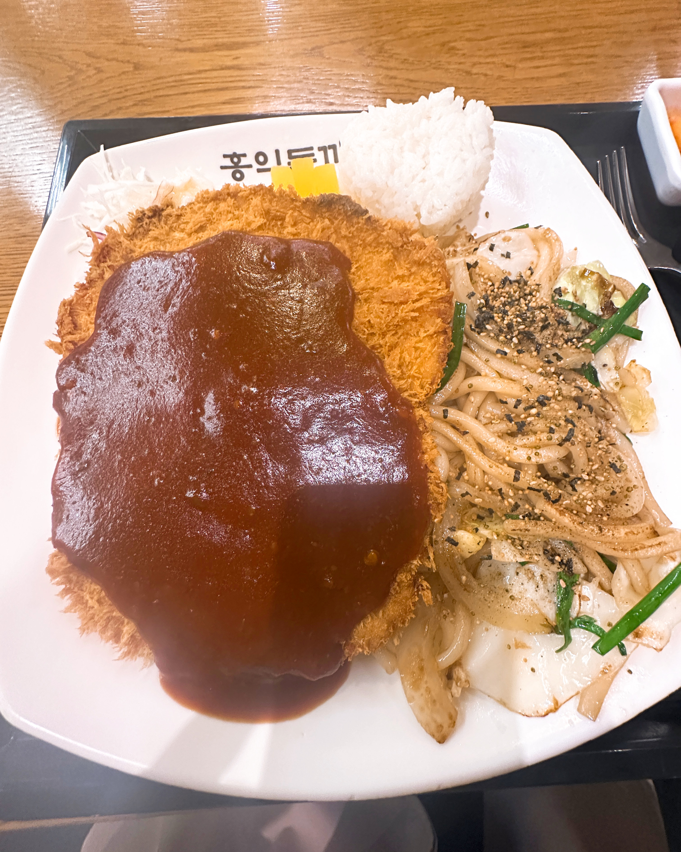 홍익돈까스 진짜 양도푸짐하고 맛있어요 다음에 다른 메뉴도 먹어볼래요 - 회기역 맛집 홍익돈까스 회기역점