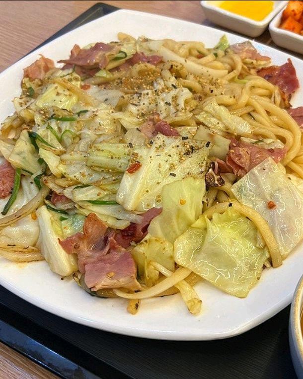 둘이 먹에도 남길만큼 푸짐하고 맛있습니다~ - 전주 호성동 맛집 홍익돈까스 전주호성점