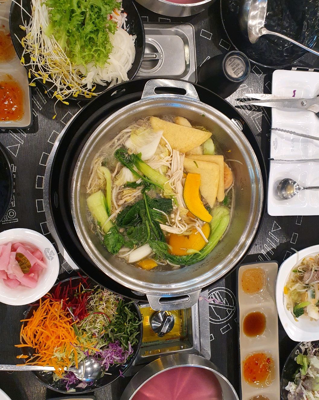 가족들과도 자주 가는 주엽 롯데마트 1층에 자리한 샤브맛집입니다. 가성비도 좋고 부식과 식