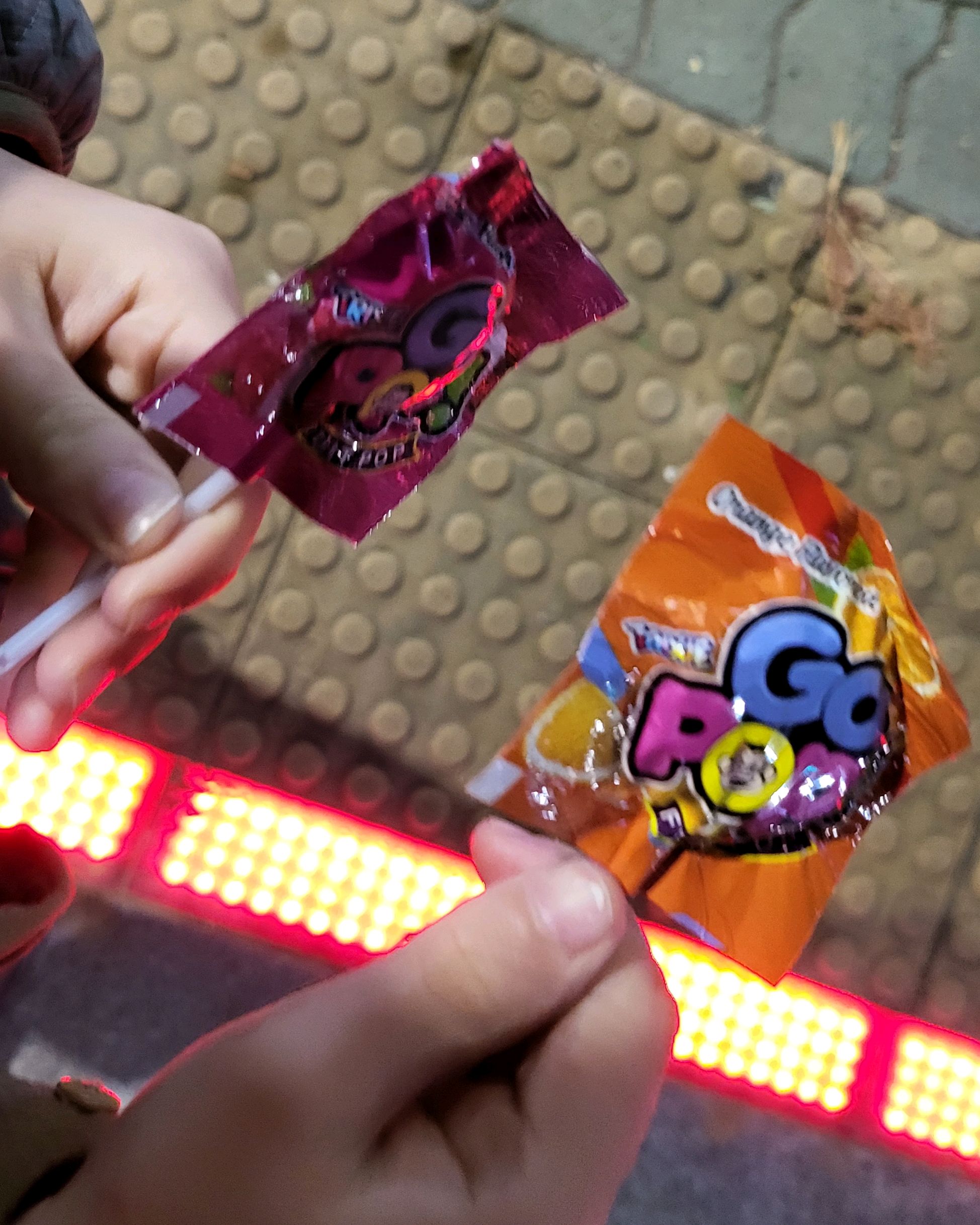 오랫만에 방문! 맛있게 먹고 나오는데 계산대에 있는 센스있는 막대사탕으로 가족 모두 웃음