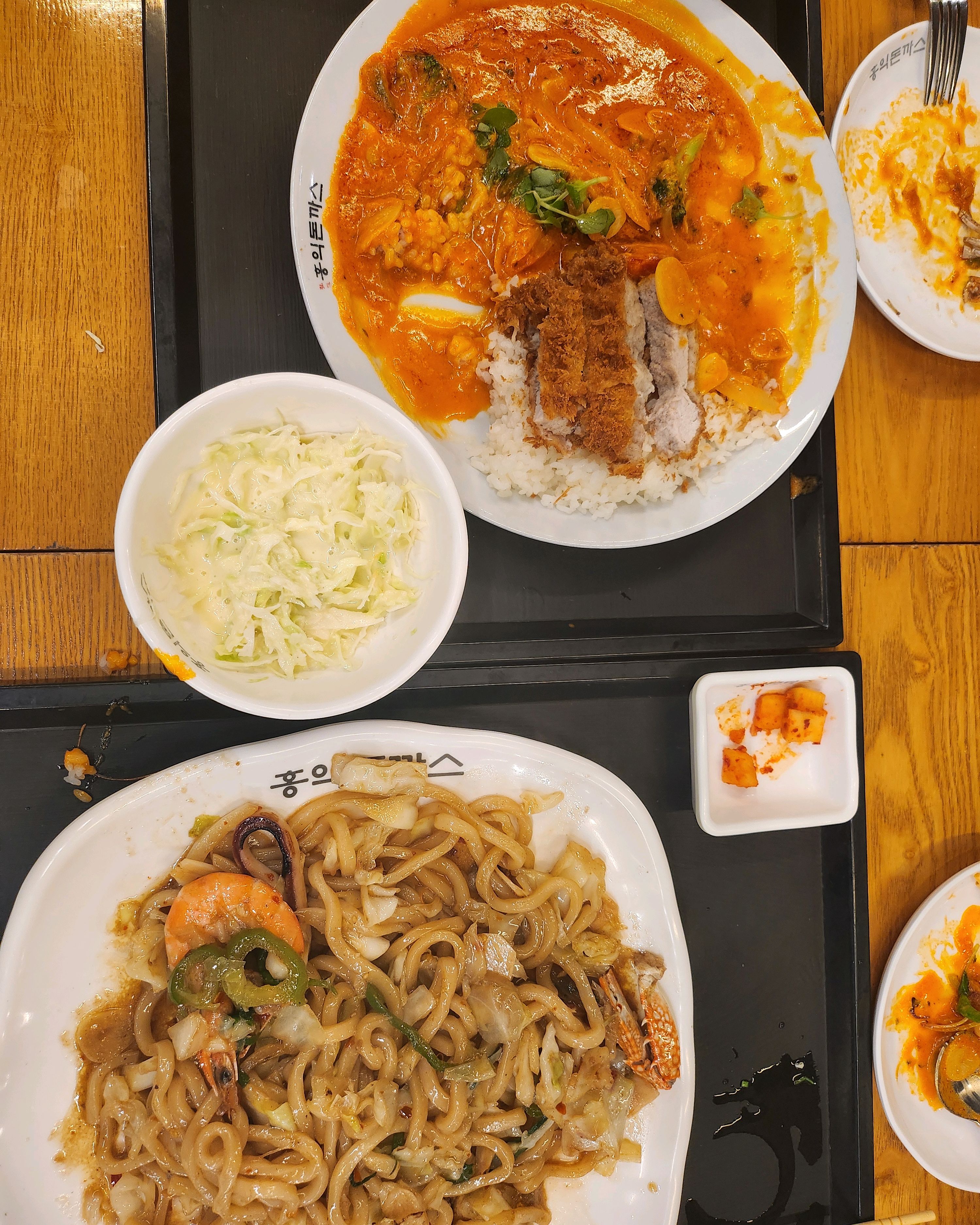 먹다가 갑자기 생각나서 찍음 ㅋㅋ 오랜만에 가서 로제돈가스는 첨인데 맛있네요 근데 돈가스양