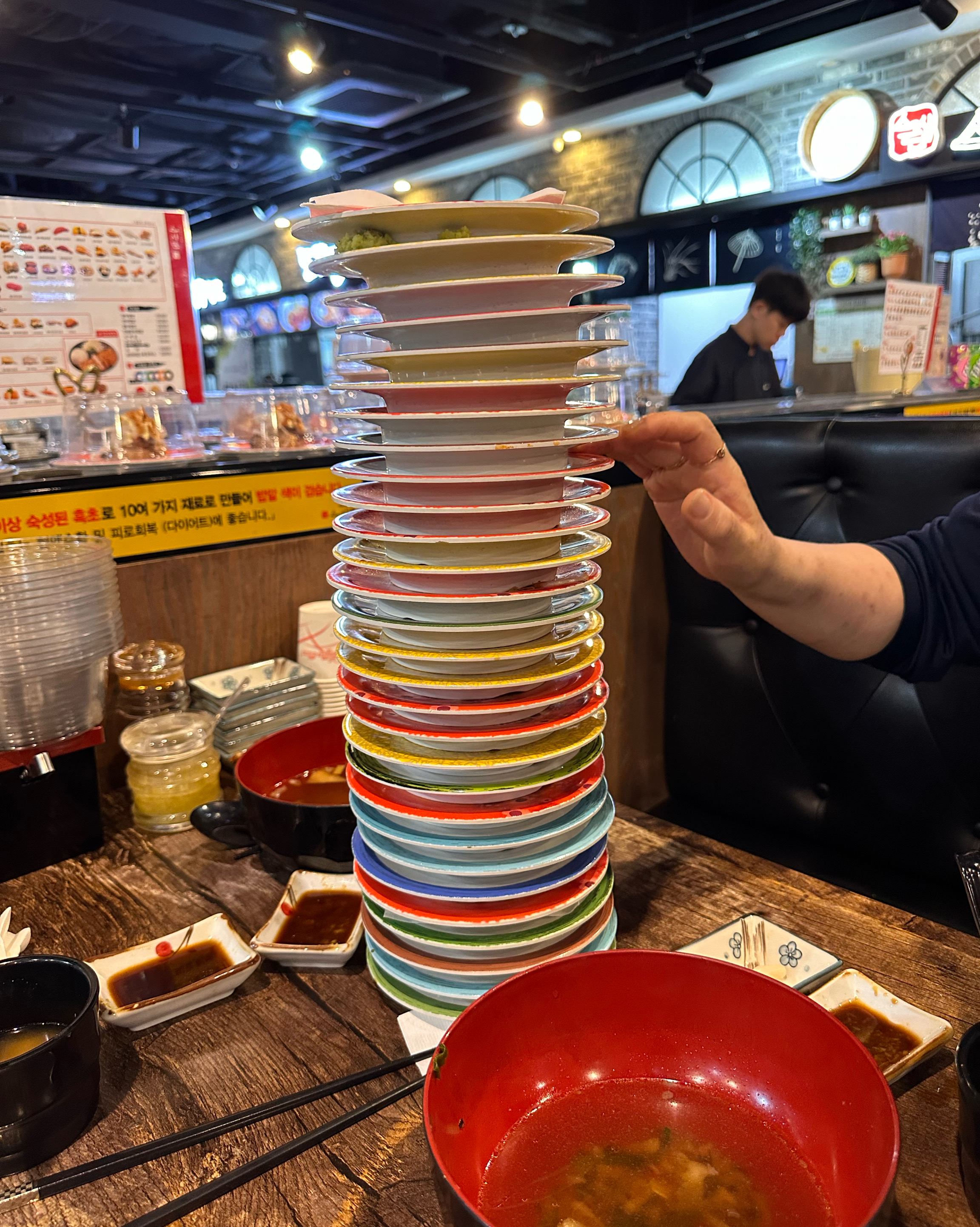가족들과 외식하러 나왔는데 초밥의 회가 싱싱한 편이고 밥알이 작아서 회의 맛을 잘 느낄 수