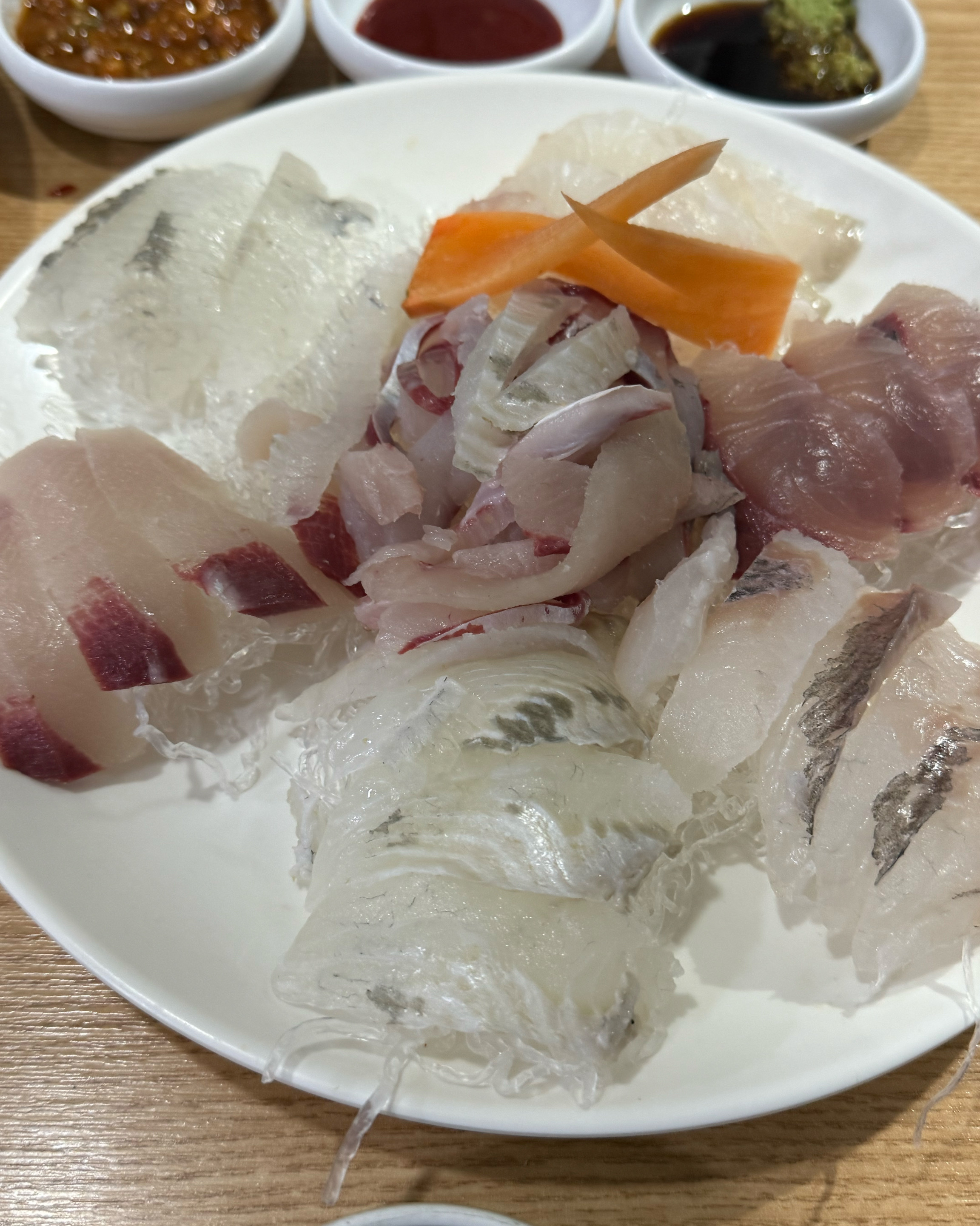 보통 집에서 시켜먹다가 동생휴가 나온 김에 먹으러 갔는데 밑반찬도 맛있고 호박전 비빔면 새