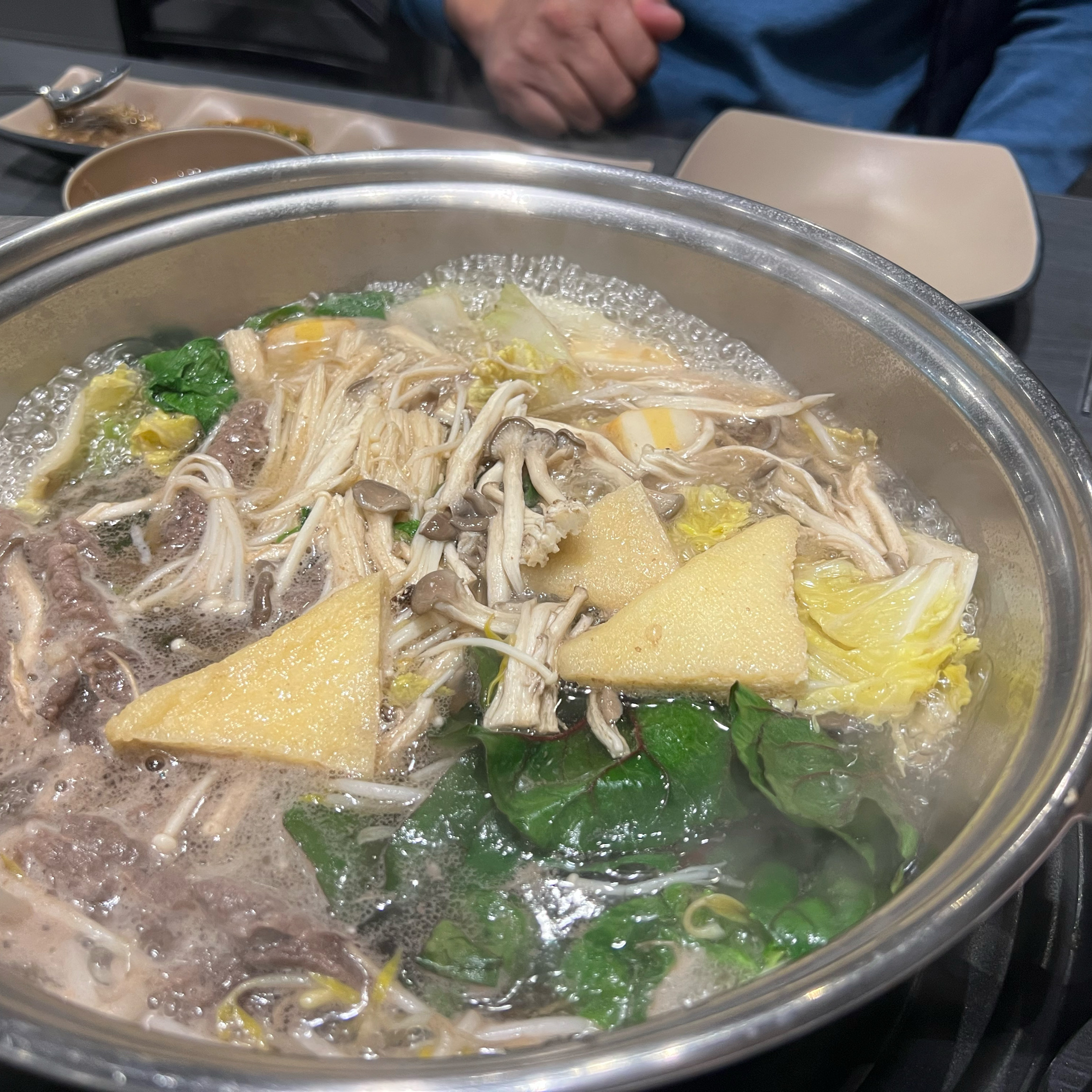 소담촌 올때마다 느끼지만 정말 부족한게 하나 없는 육각형같은 식당입미다. 회전율이 좋아서