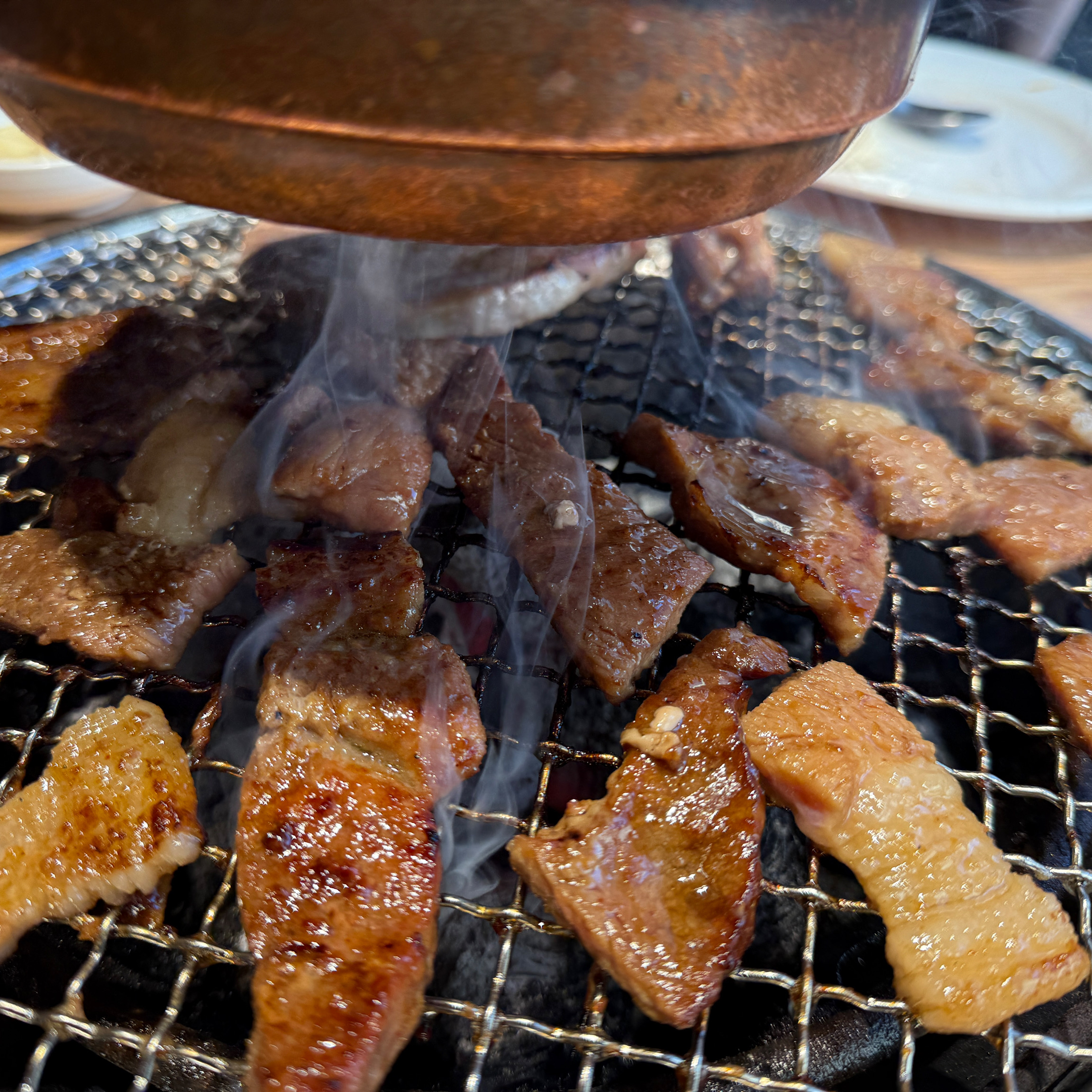 사장님과 직원들이 정말 친절하시고 불판은 셀프지만 사람이 없을때는 잘 갈아드립니당! 고기질