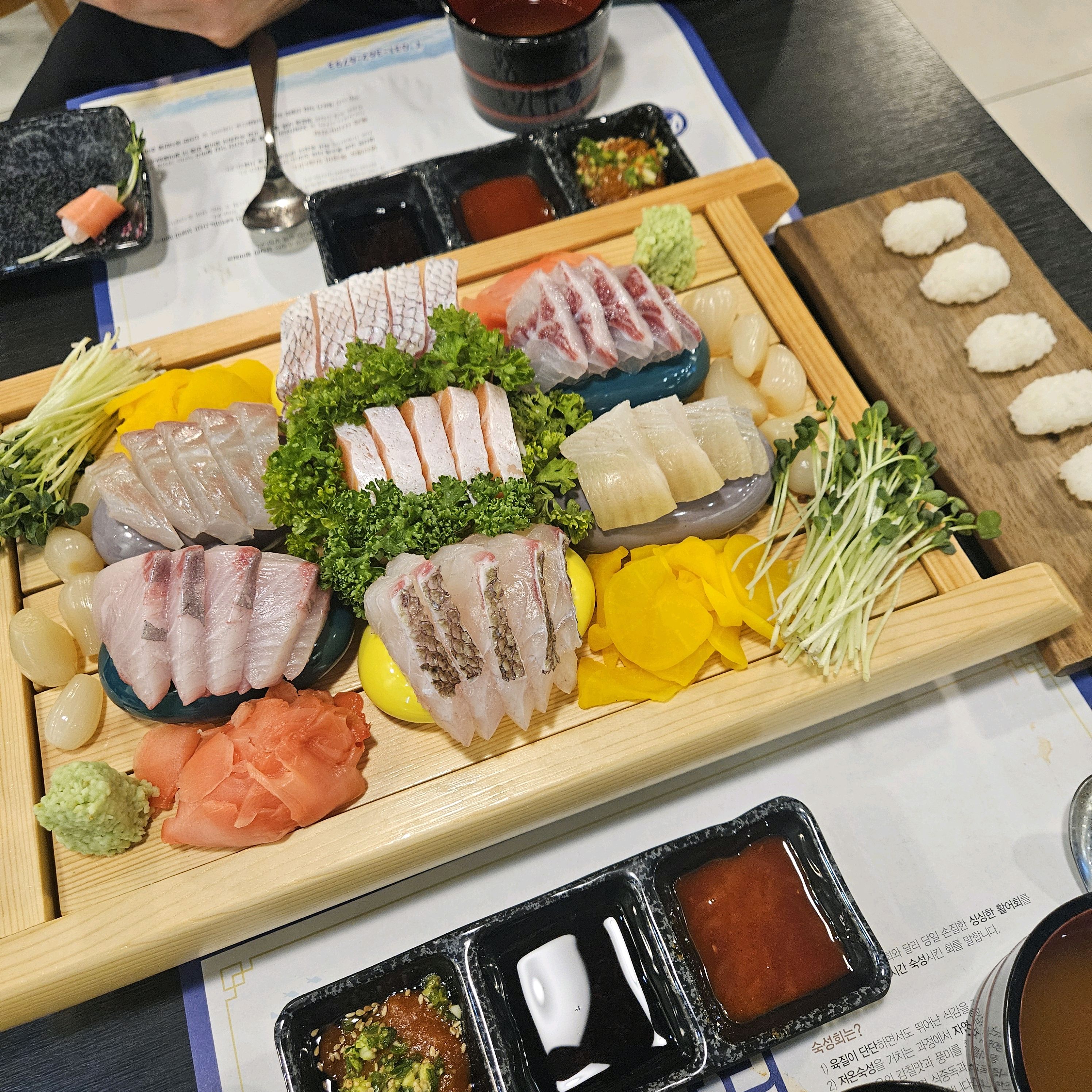 숙성회 무한리필로 인스타에서 보고 갔는데 회 상태도 너무 좋고 맛있어요!! 무한리필 퀄리티