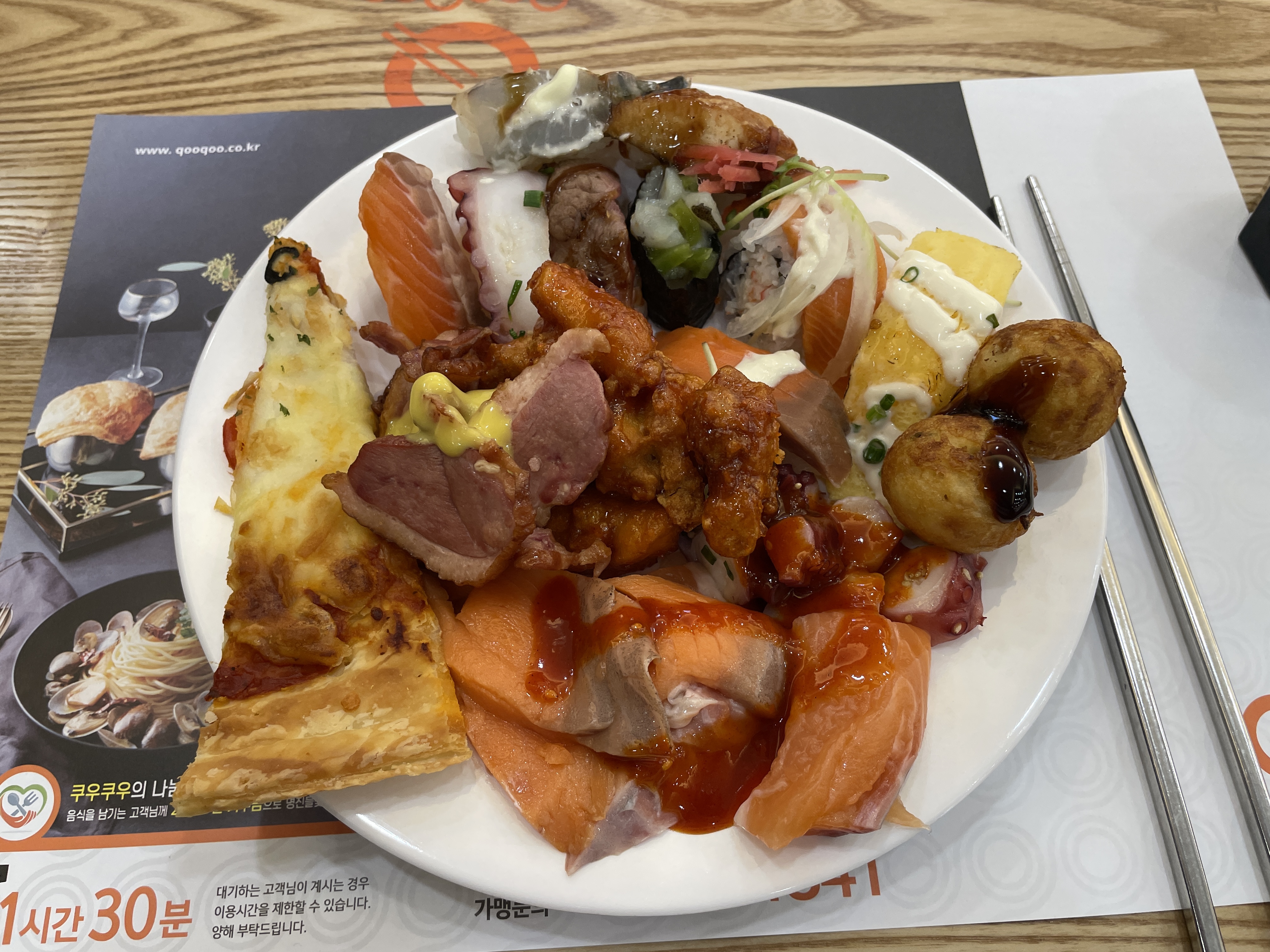 해산물들도 다 신선하고 요리들도 다 맛있어요 치킨은 조금 질겨서 아쉬워요 평일 점심시간 지