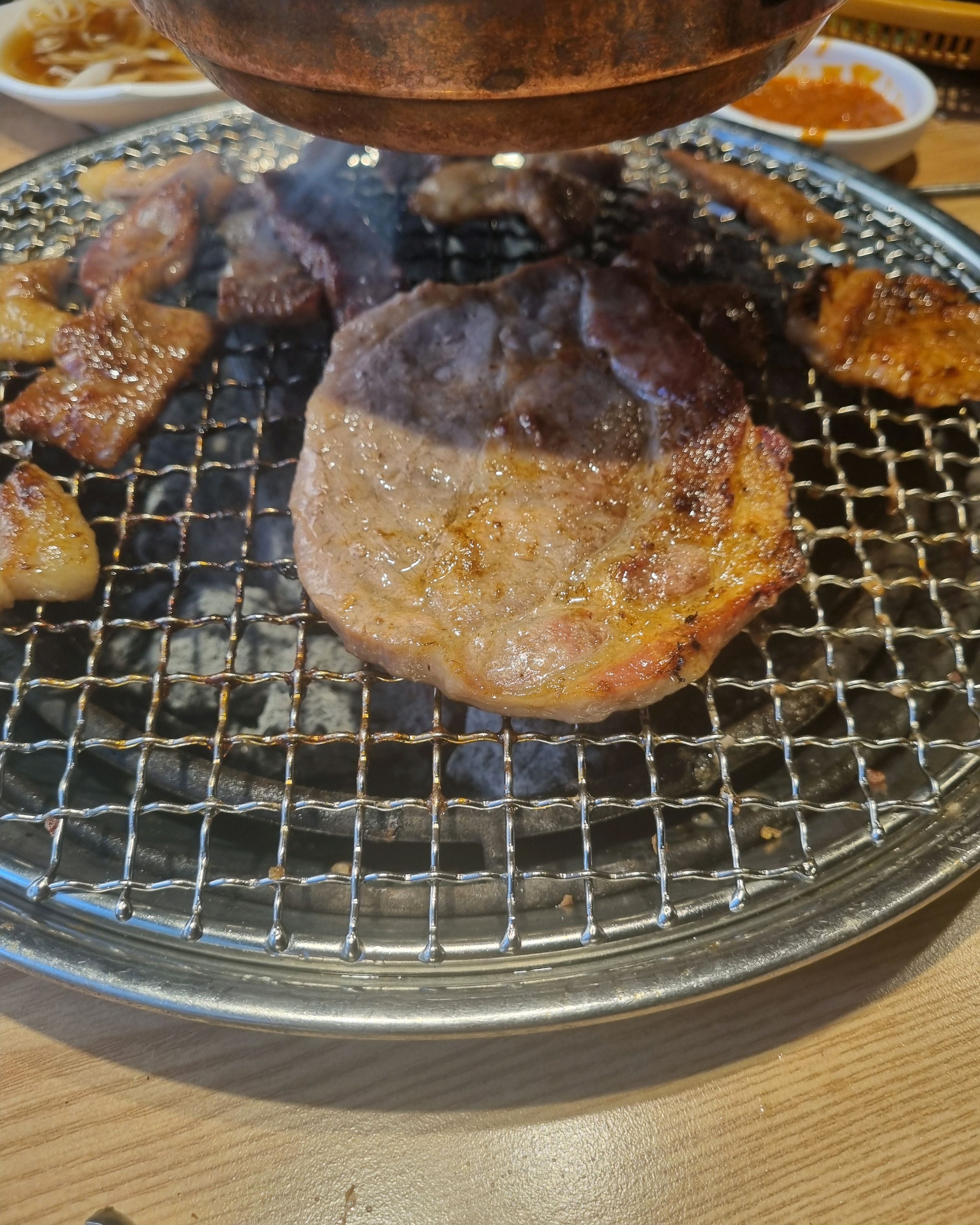 셀프바도 깔끔하고 고기 상태도 양호해서 맛있었습니다. 직원과 사장님이 친절합니다. 고기를