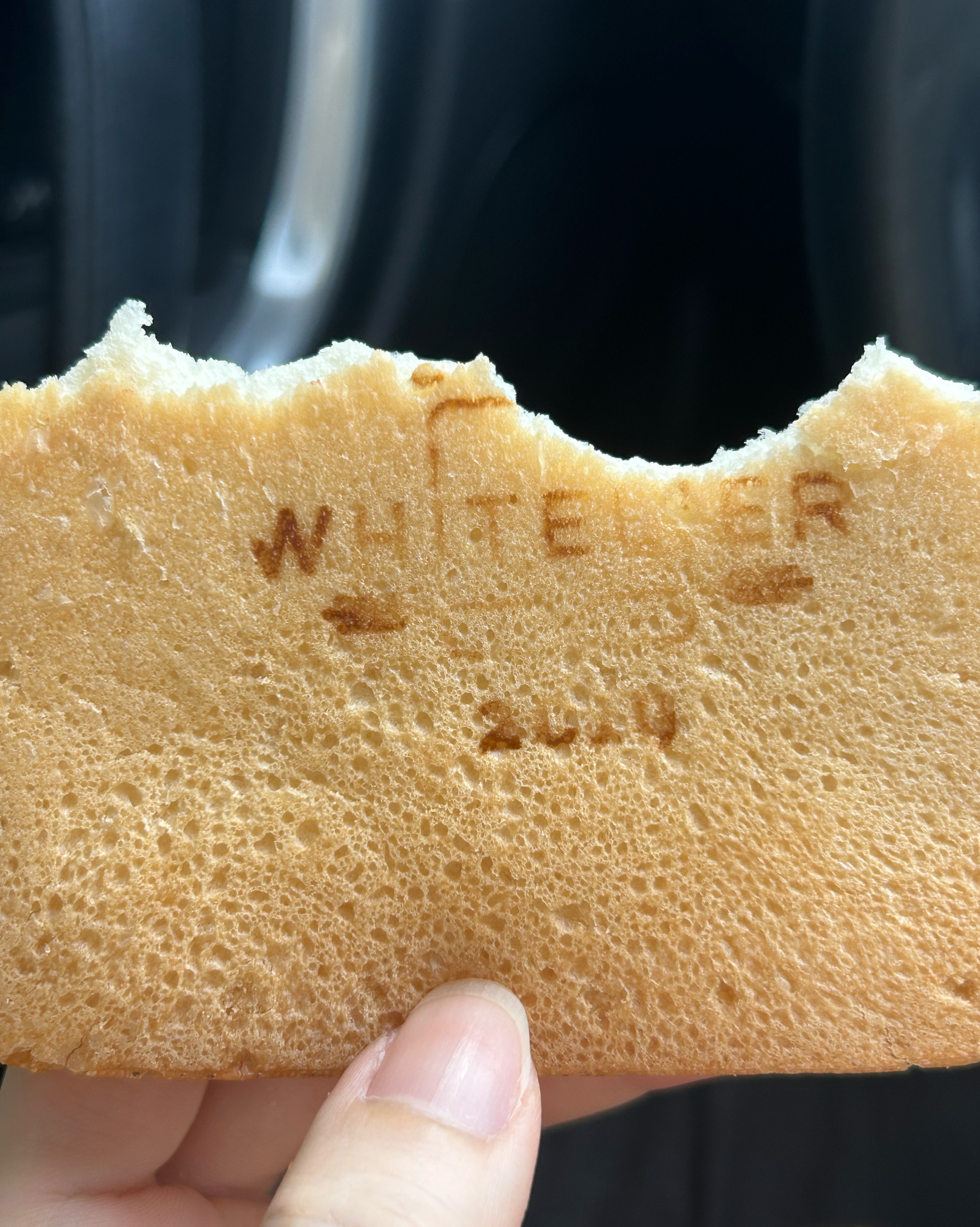 맛있다고 소문은 들었옸는데 우연히 지나가는길에 있길래 사봤러요 ! 식빵에도대체 뭘했길래 식