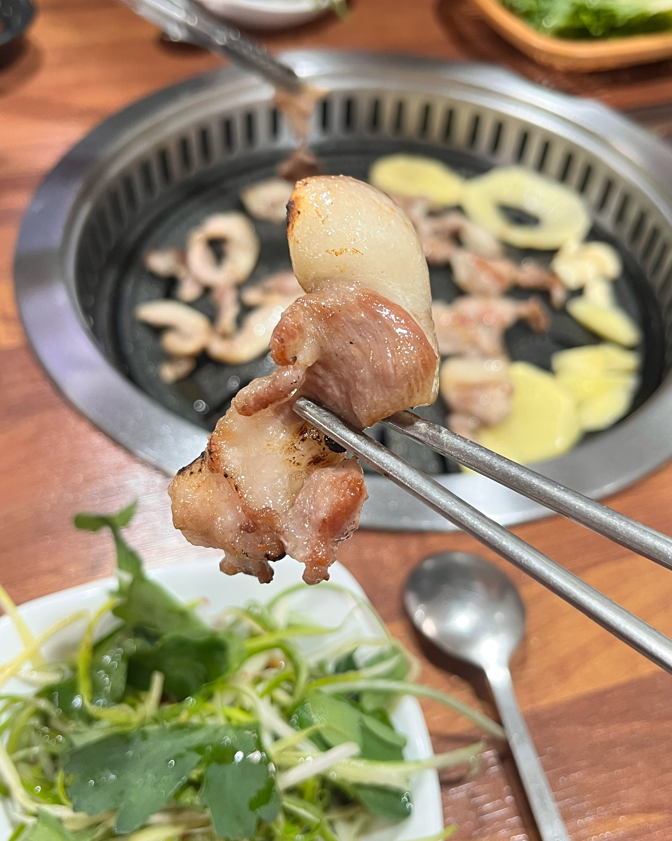 부산역 근처 뒷고기집 찾아보다가 오게 되었는데 처음 먹어보는 뒷통이 쫀딕거리면서 맛있었습니